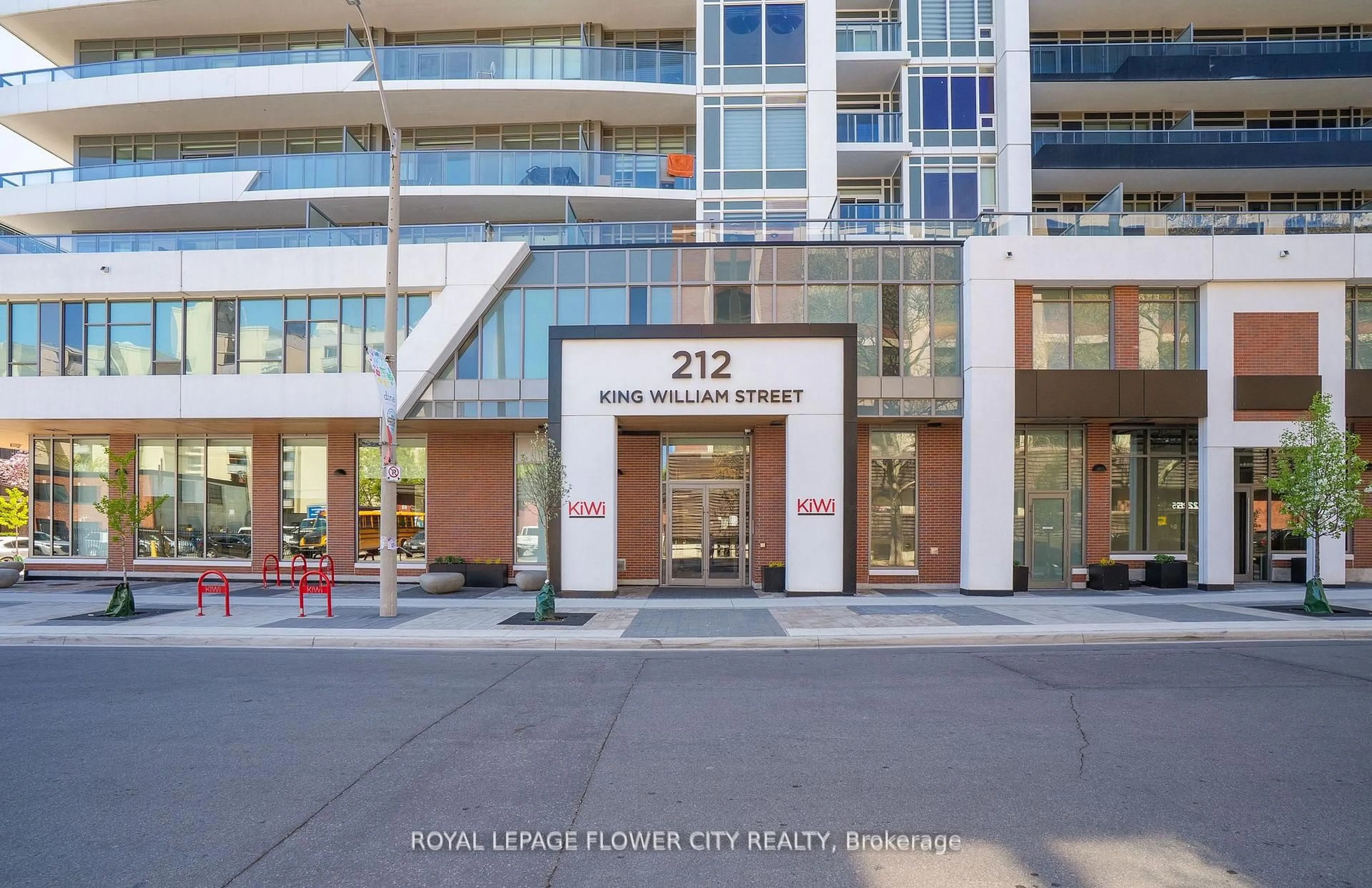 Indoor foyer for 212 King William St #907, Hamilton Ontario L8R 0A7