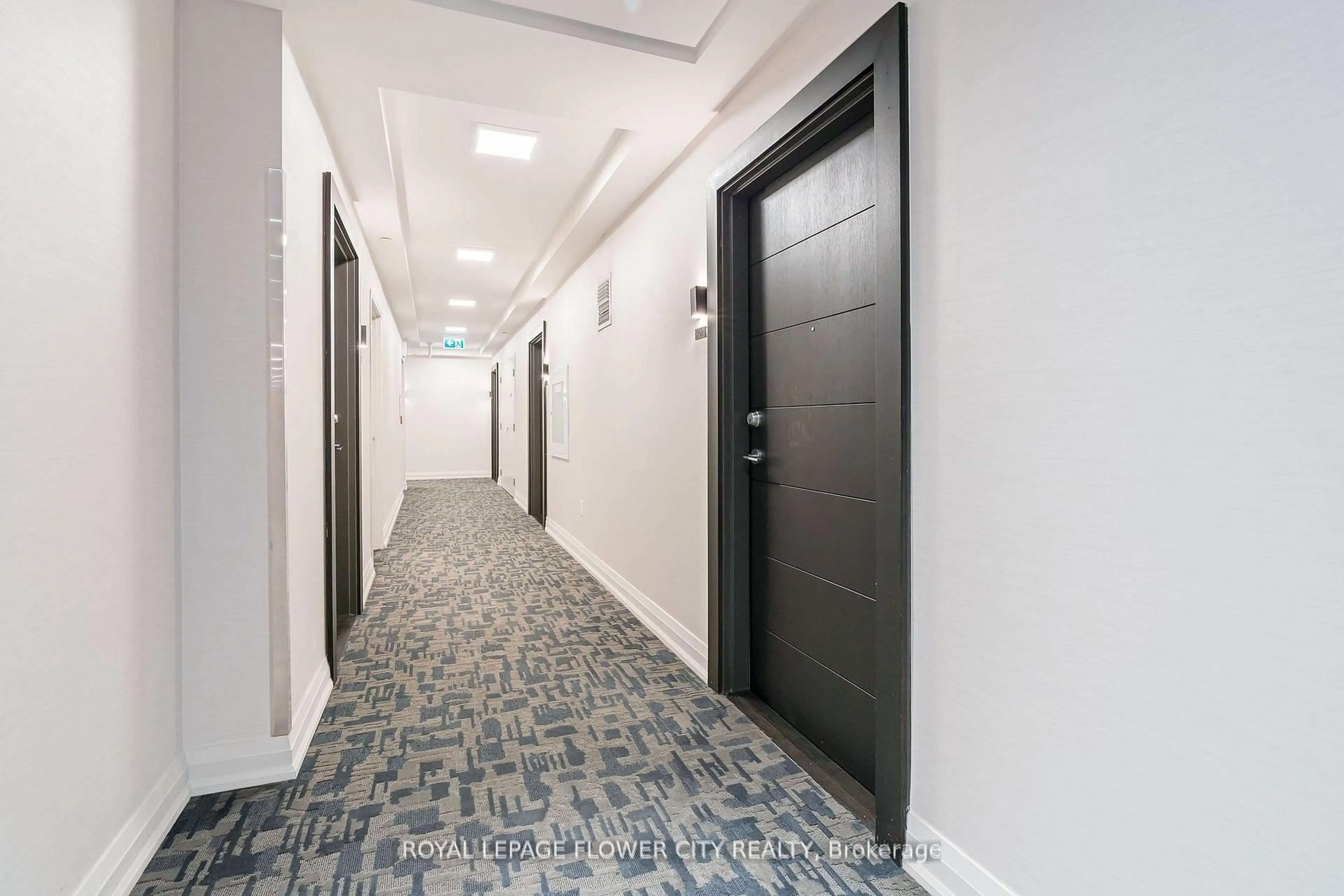 Indoor foyer for 212 King William St #907, Hamilton Ontario L8R 0A7