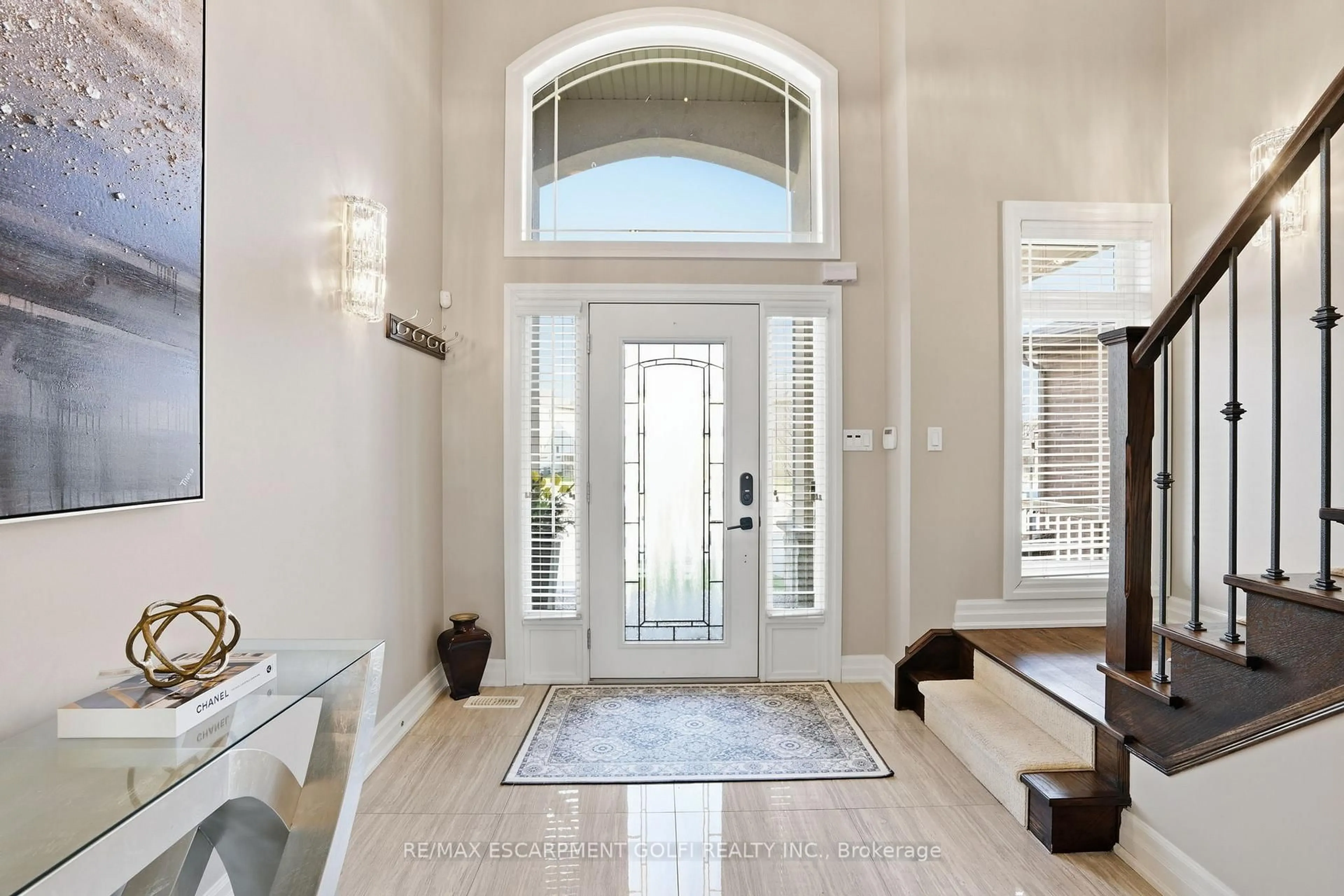 Indoor entryway for 234 FAIR St, Hamilton Ontario L9K 0B9