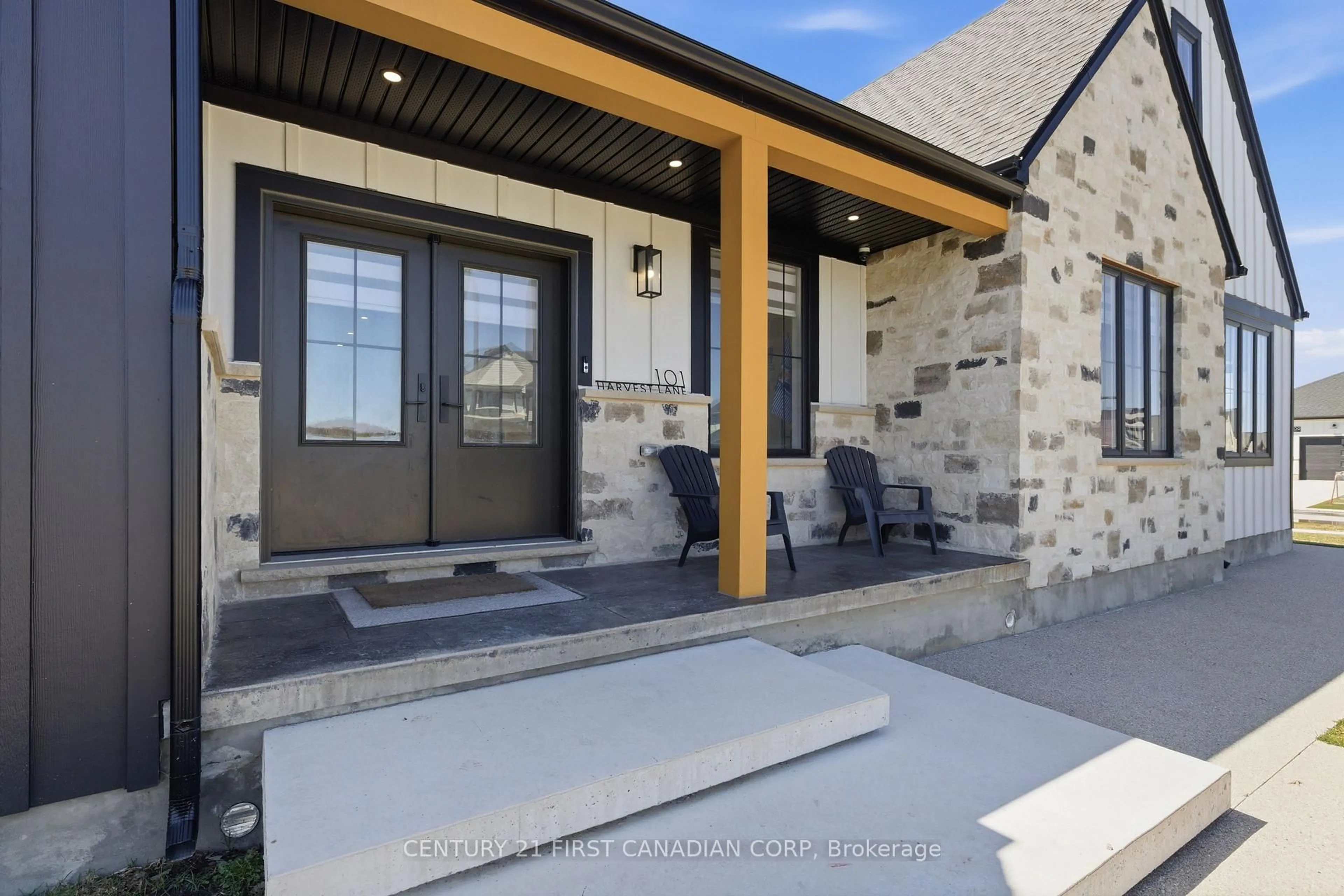 Indoor entryway for 101 Harvest Lane, Dutton/Dunwich Ontario N0L 1J0