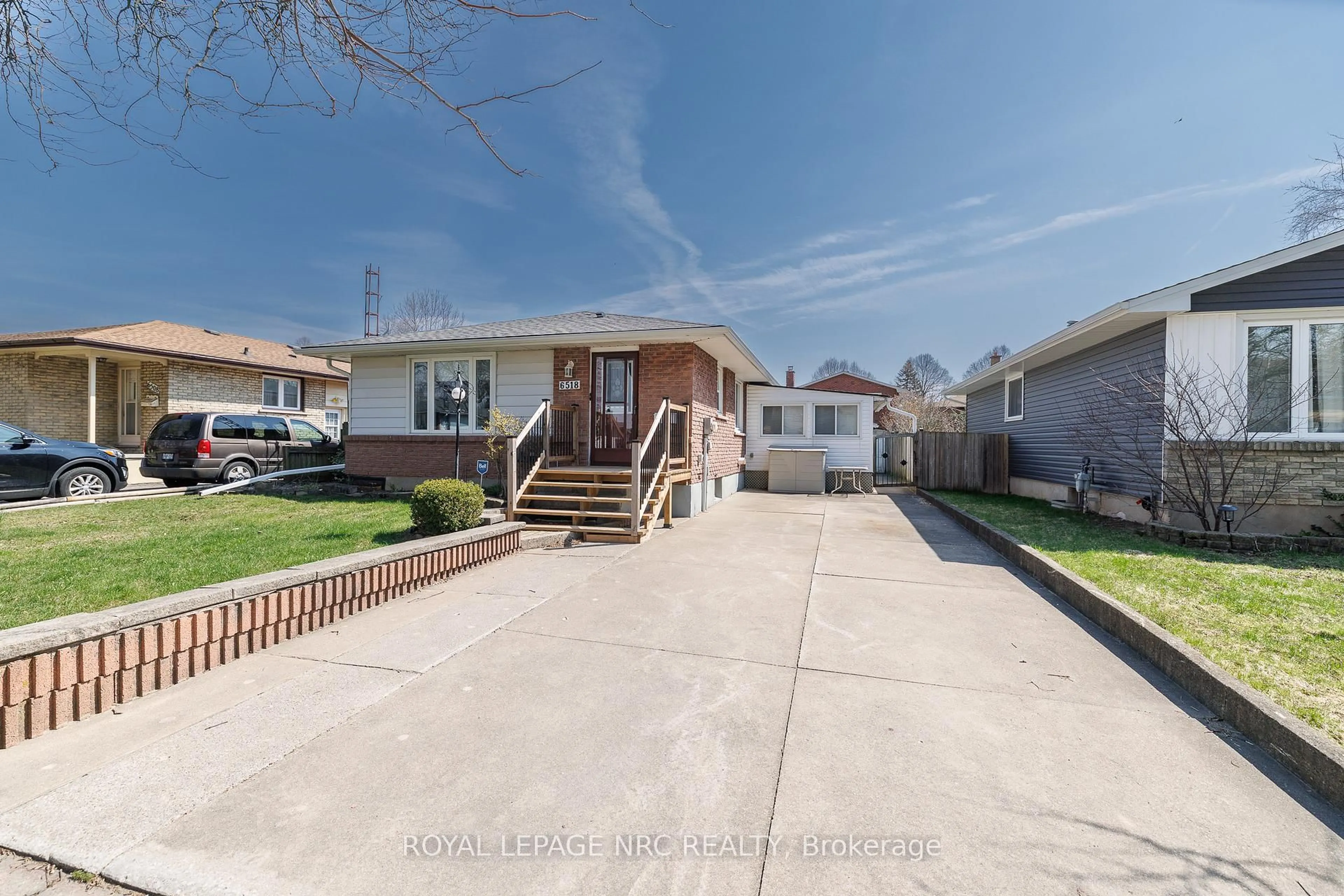 A pic from outside/outdoor area/front of a property/back of a property/a pic from drone, street for 6518 HARMONY Ave, Niagara Falls Ontario L2H 1Z4