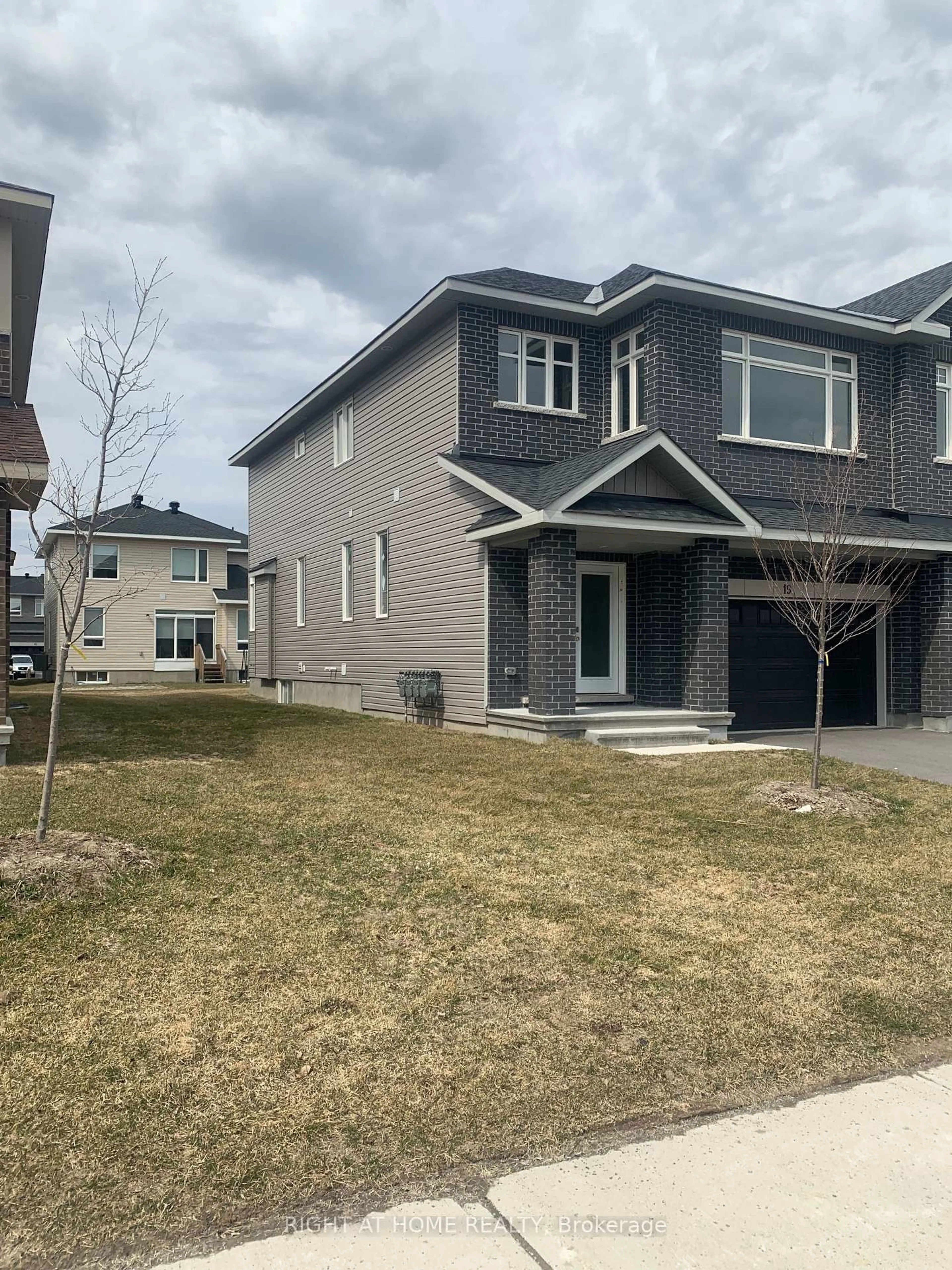 Home with vinyl exterior material, street for 19 Wylie Way, Carleton Place Ontario K7C 0C4