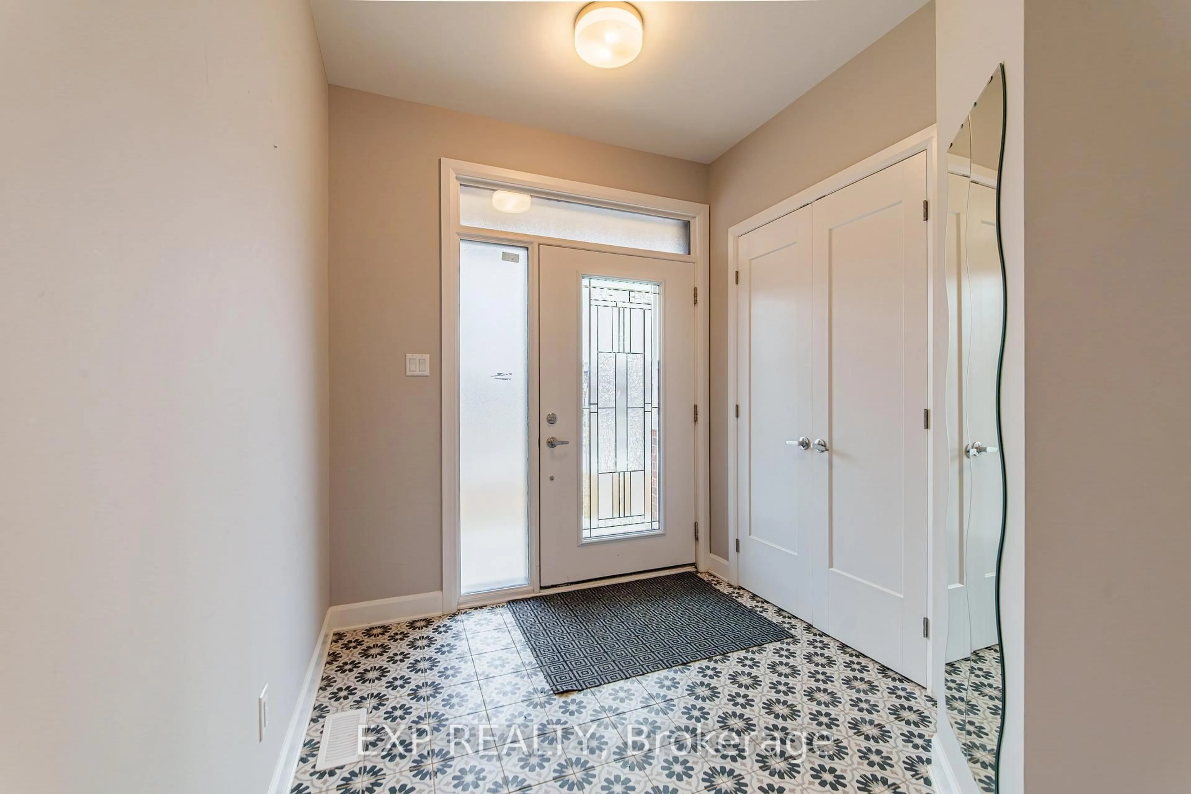 Indoor entryway for 896 Sendero Way, Stittsville Ontario K2S 2W8