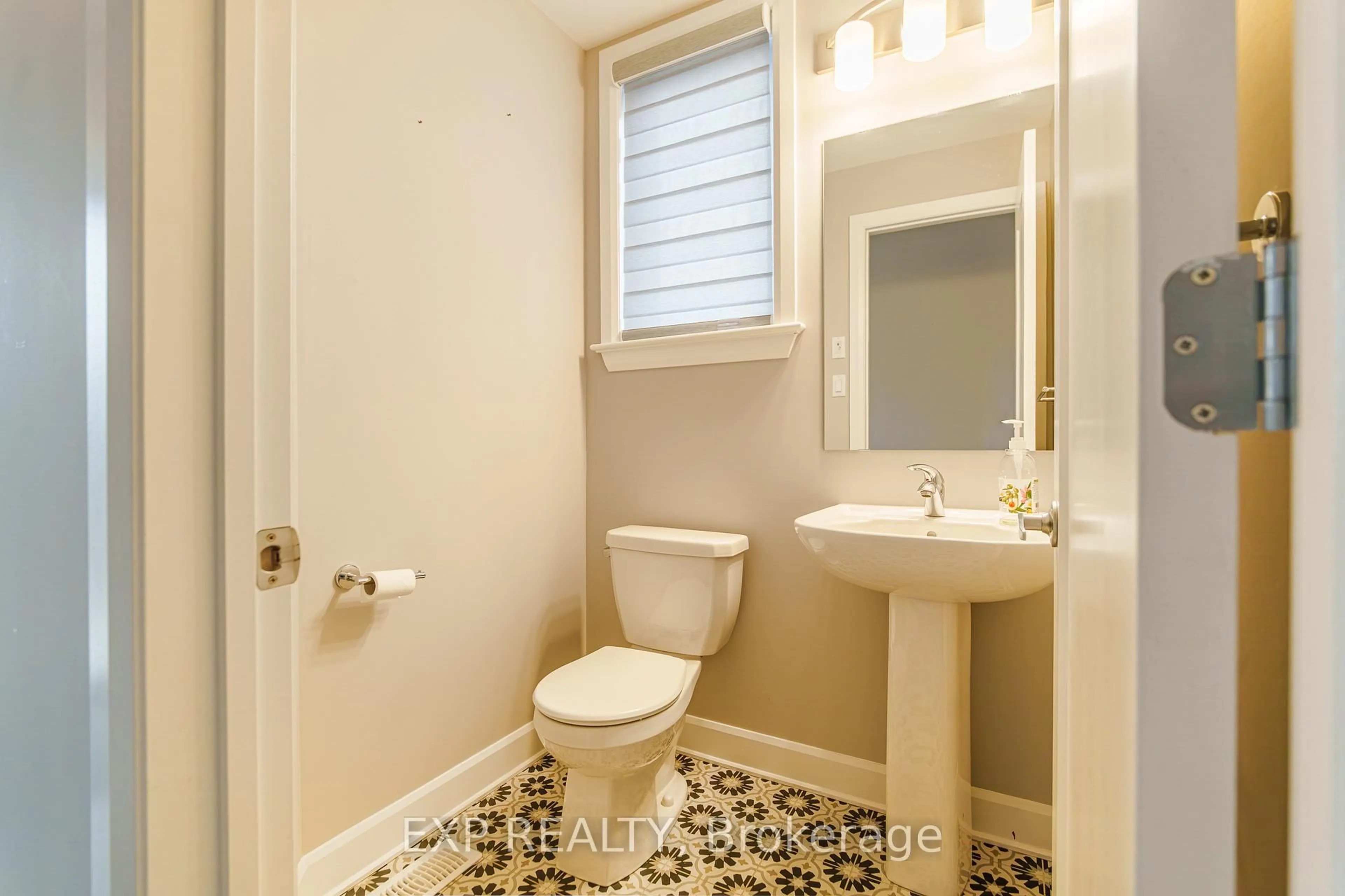 Standard bathroom, ceramic/tile floor for 896 Sendero Way, Stittsville Ontario K2S 2W8