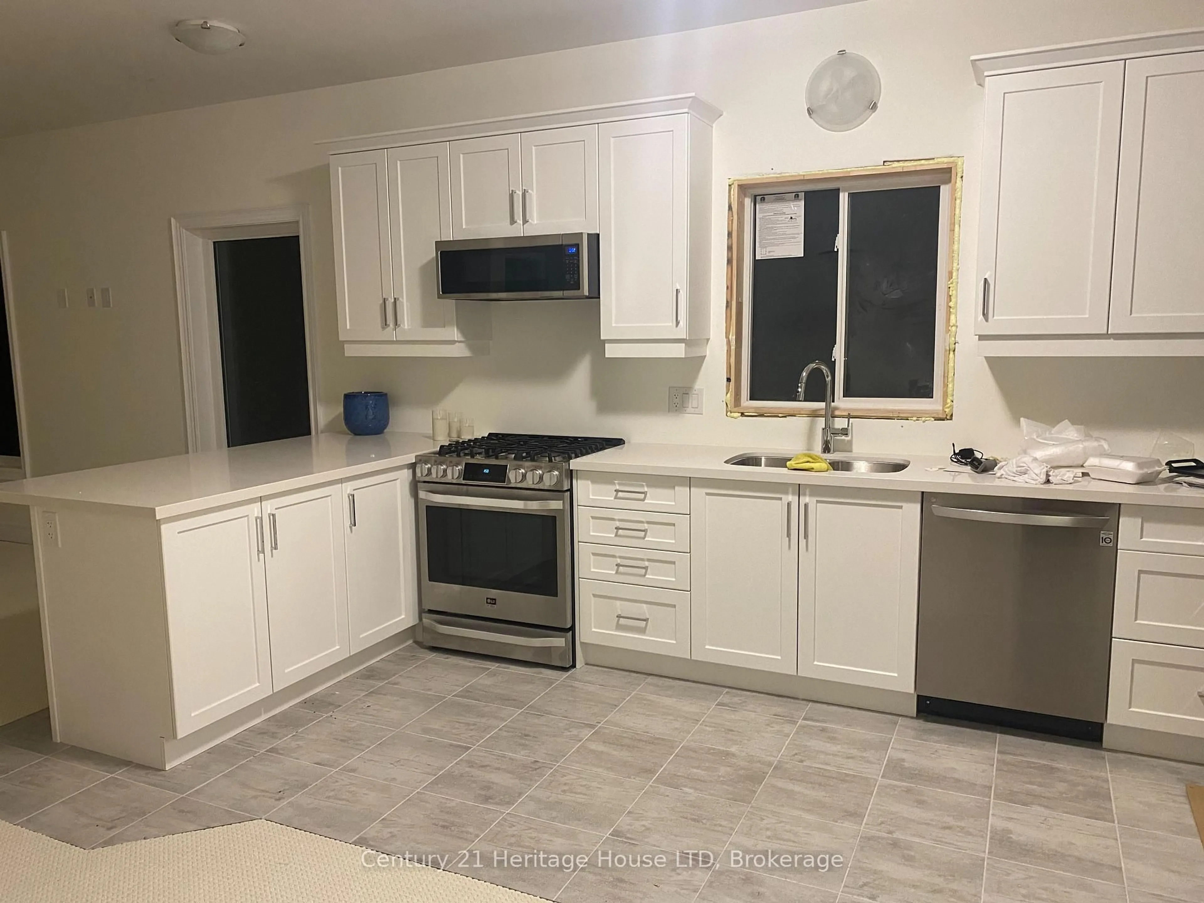 Standard kitchen, ceramic/tile floor for 431 Williams Cres, Fort Erie Ontario L2A 4P6