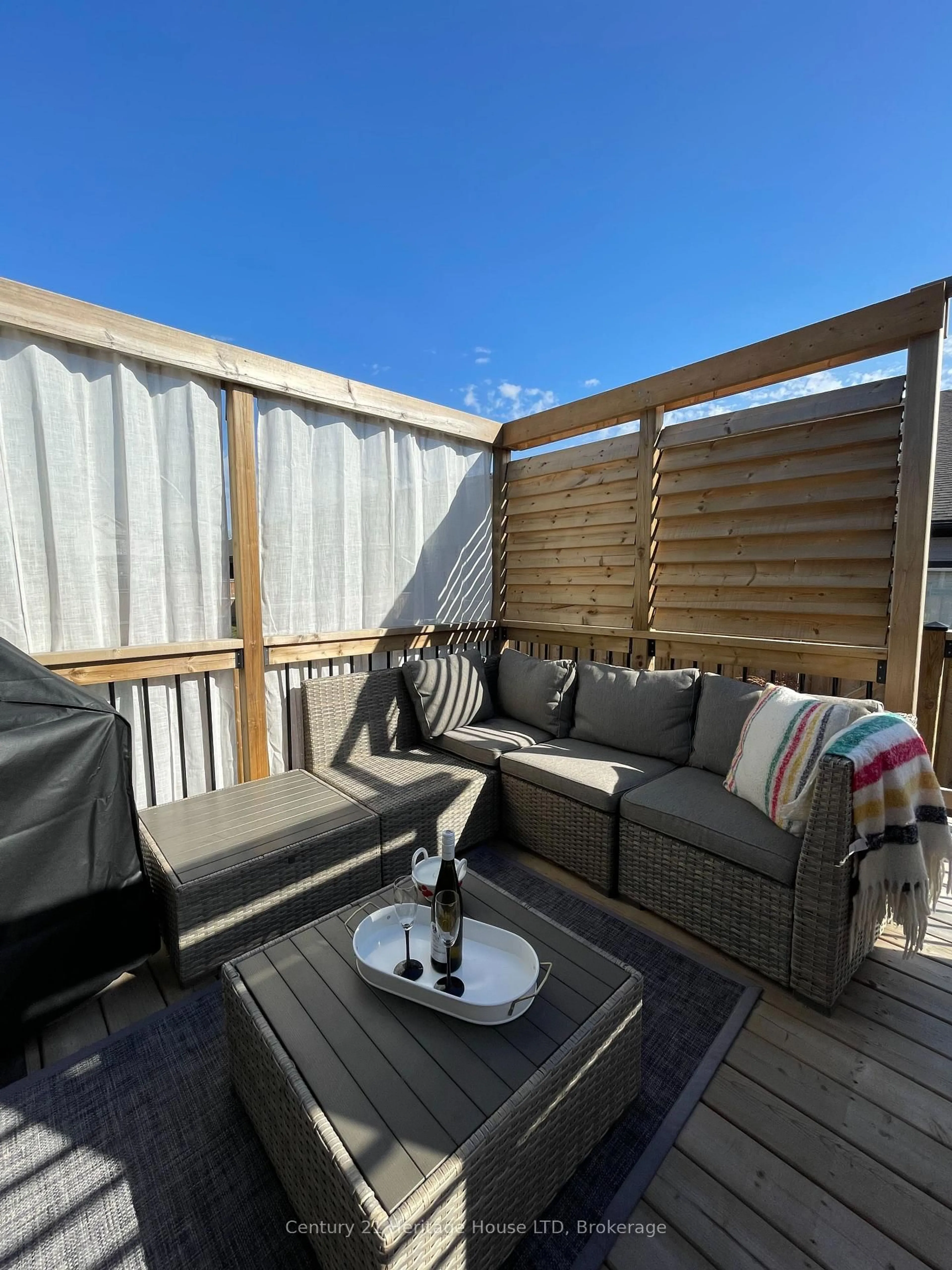 Patio, water/lake/river/ocean view for 431 Williams Cres, Fort Erie Ontario L2A 4P6