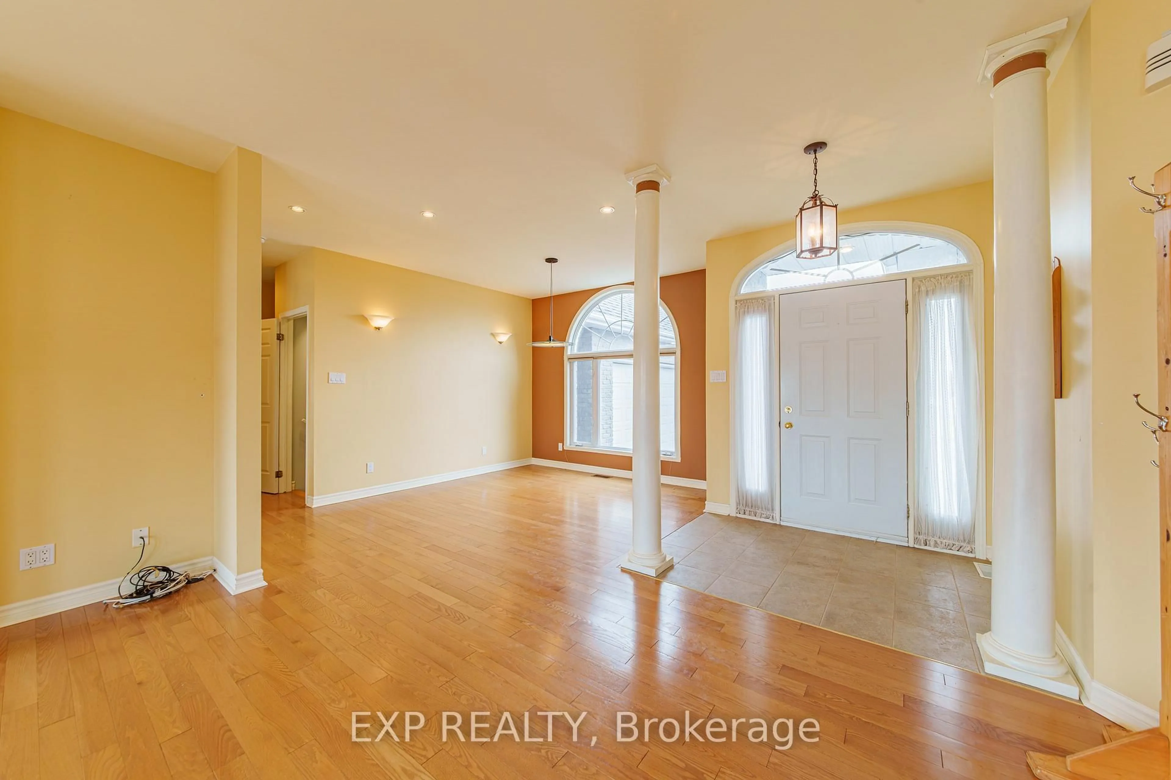 Indoor entryway for 15 Rue Haute Rive St, Alfred and Plantagenet Ontario K0B 1J0