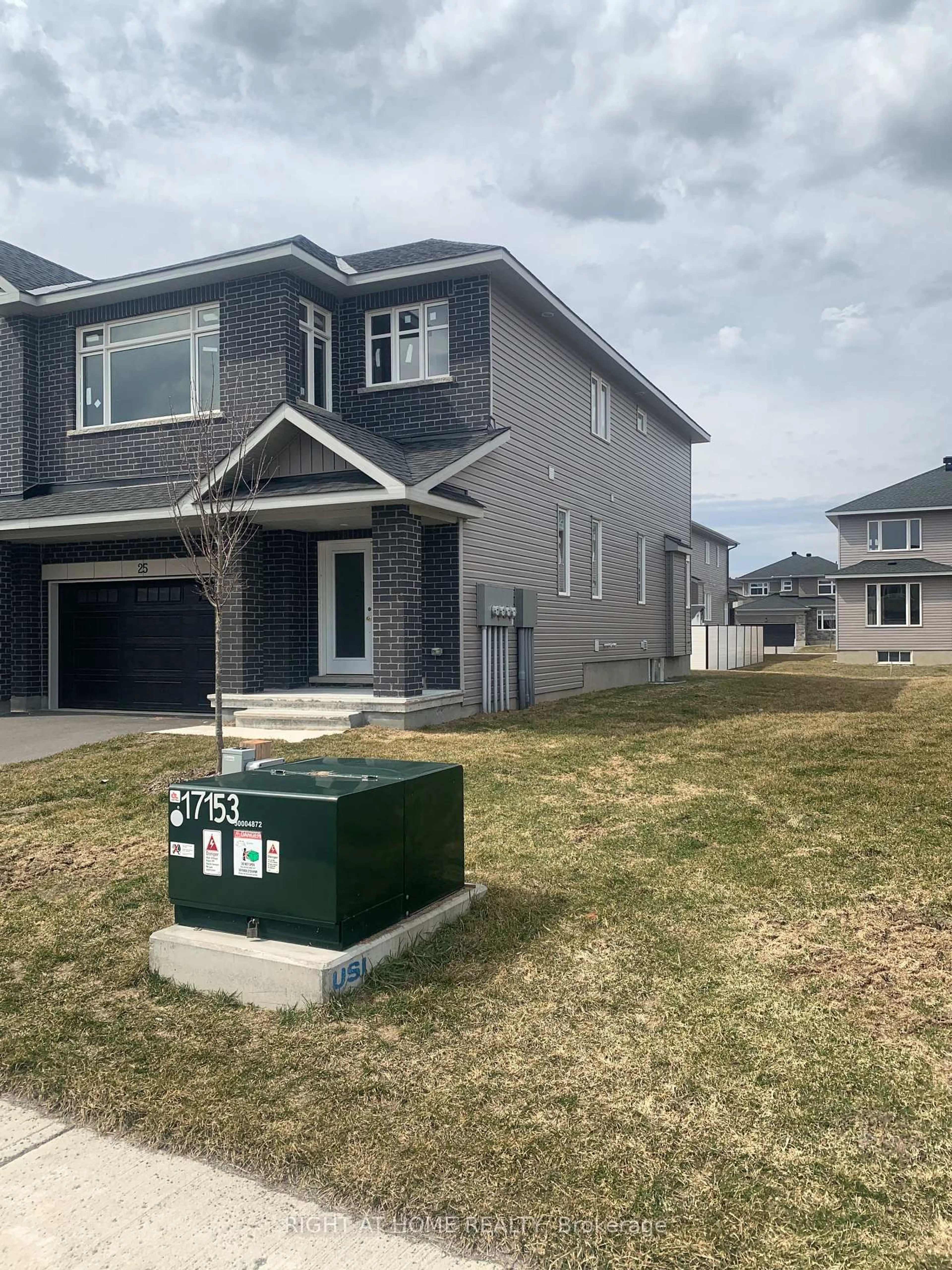 Home with vinyl exterior material, street for 25 Wylie Way, Carleton Place Ontario K7C 0C4