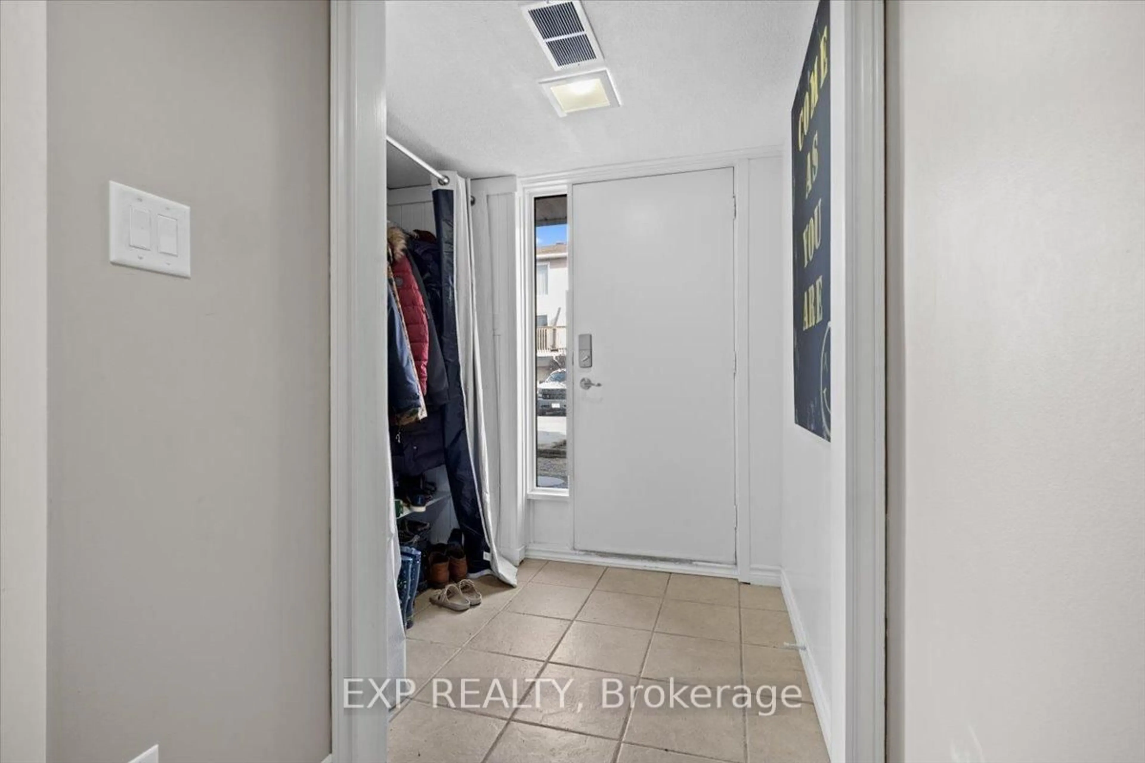Indoor entryway for 284 Dalehurst Dr #D, Ottawa Ontario K2G 4J5