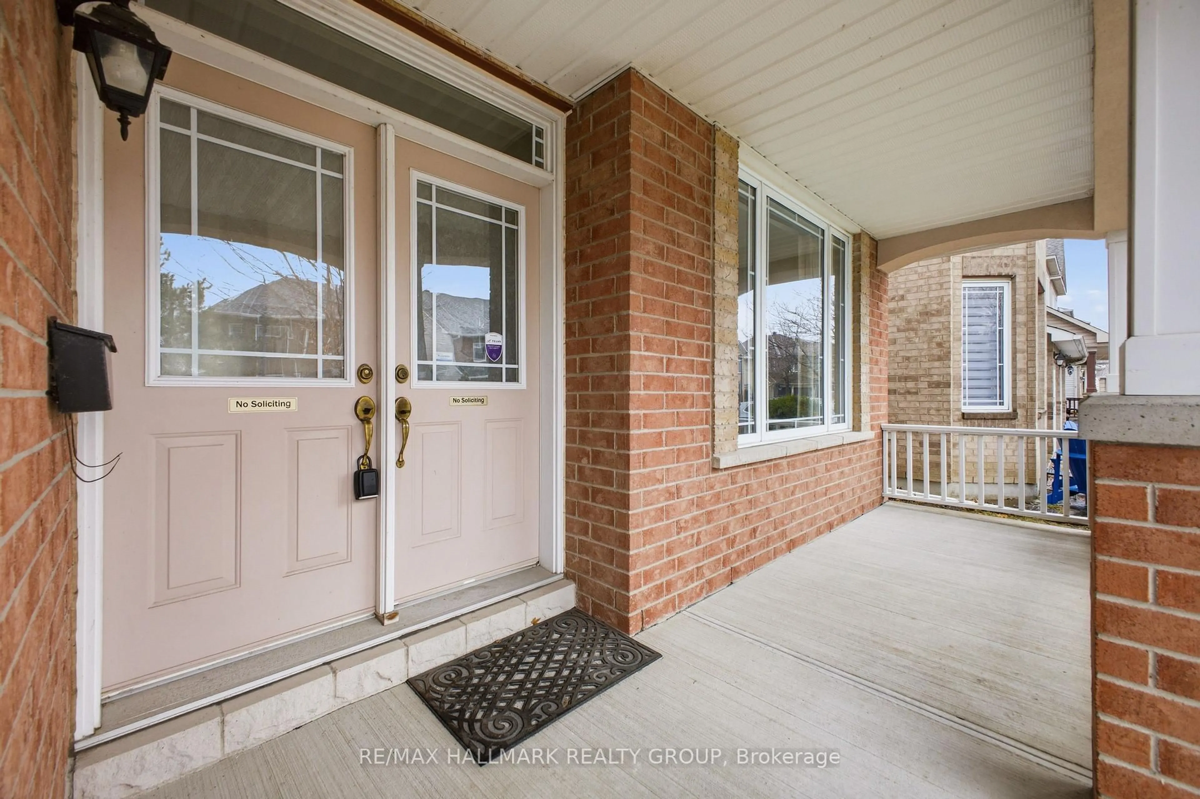 Indoor entryway for 747 Larcastle Circ, Ottawa Ontario K4A 4Z2