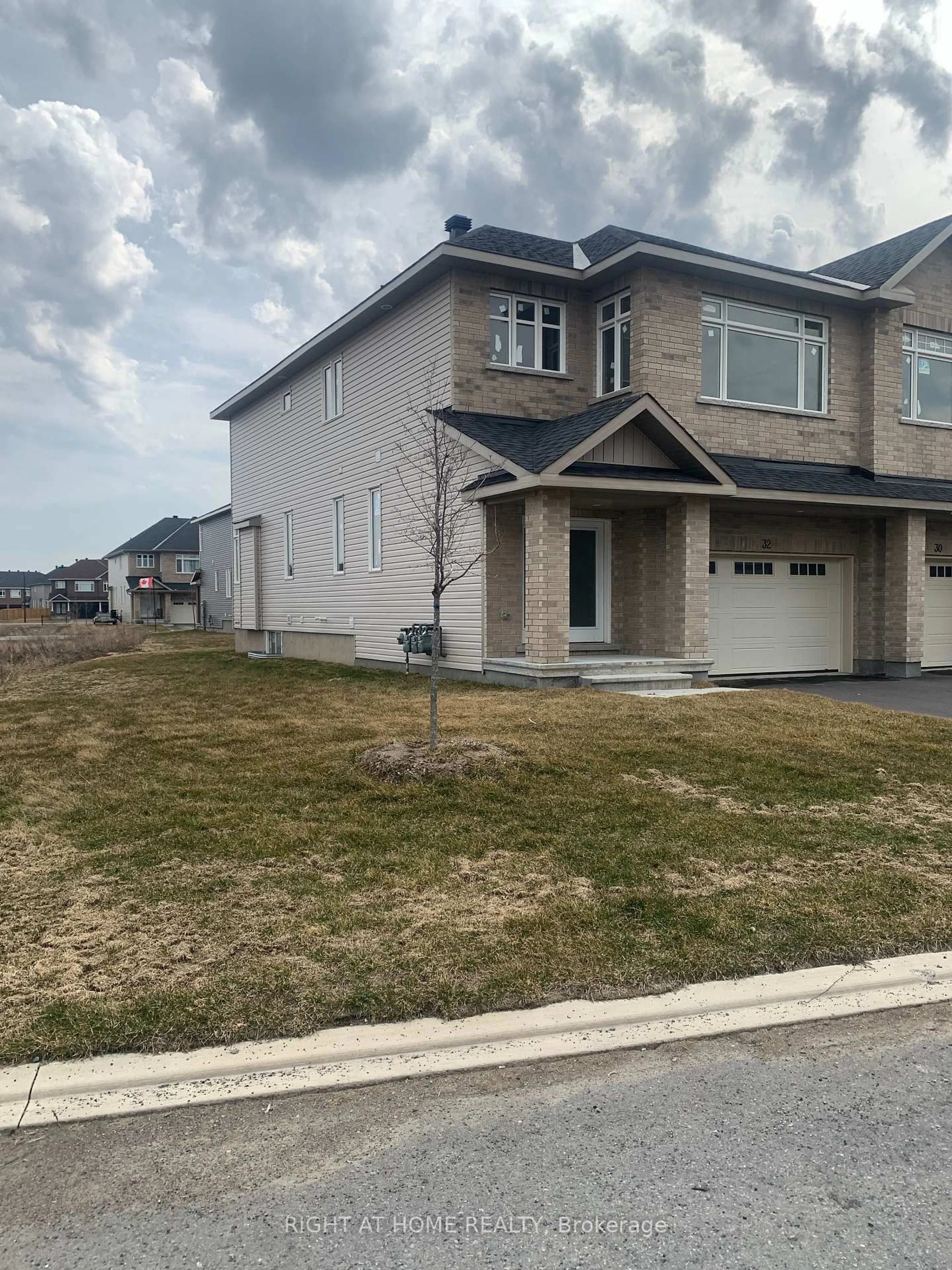 Home with vinyl exterior material, street for 32 Wylie Way, Carleton Place Ontario K7C 0C4