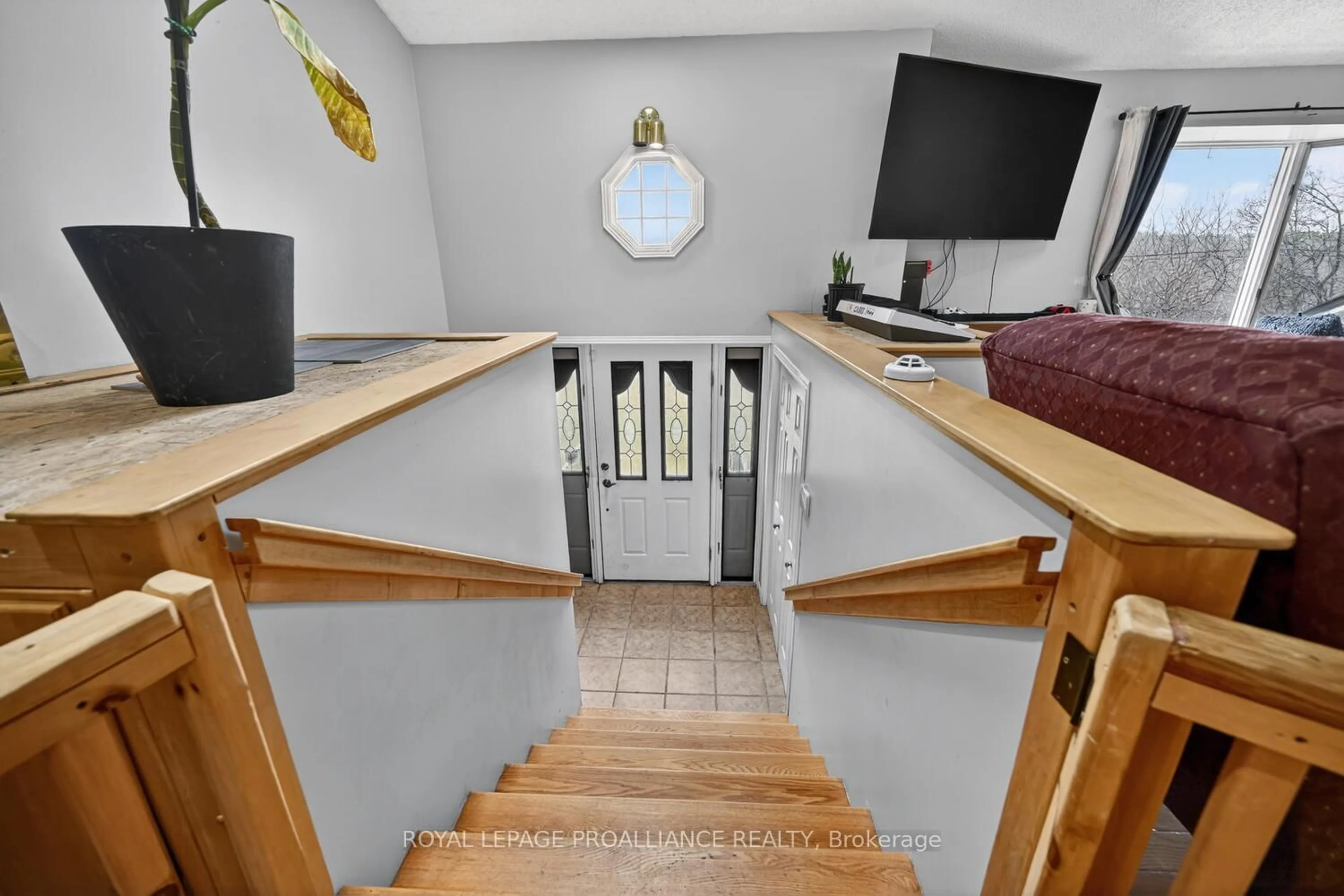 Indoor entryway for 376 County Road 5 Rd, Front of Yonge Ontario K0E 1B0