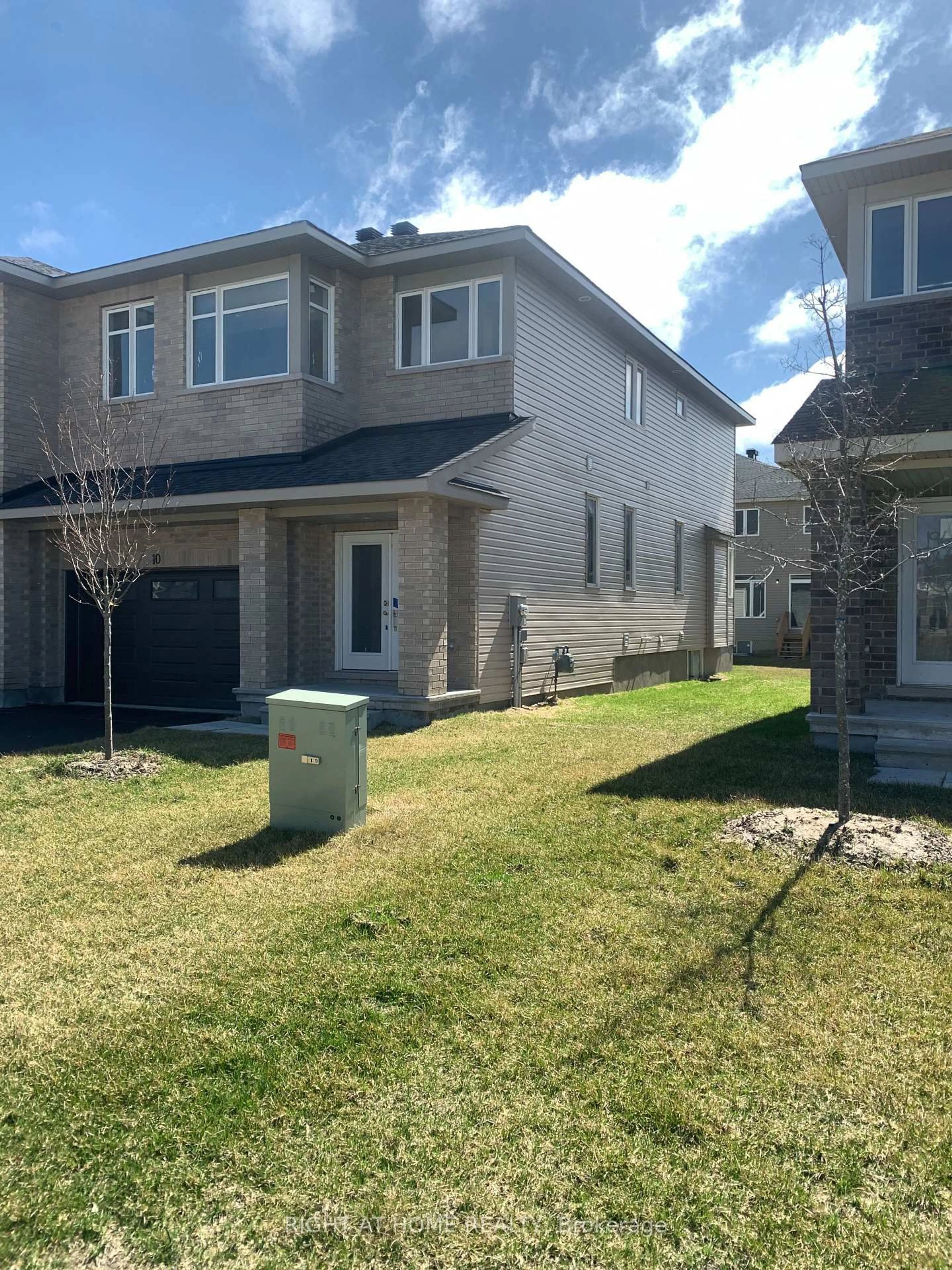 Home with vinyl exterior material, street for 10 Wylie Way, Carleton Place Ontario K7C 0C4