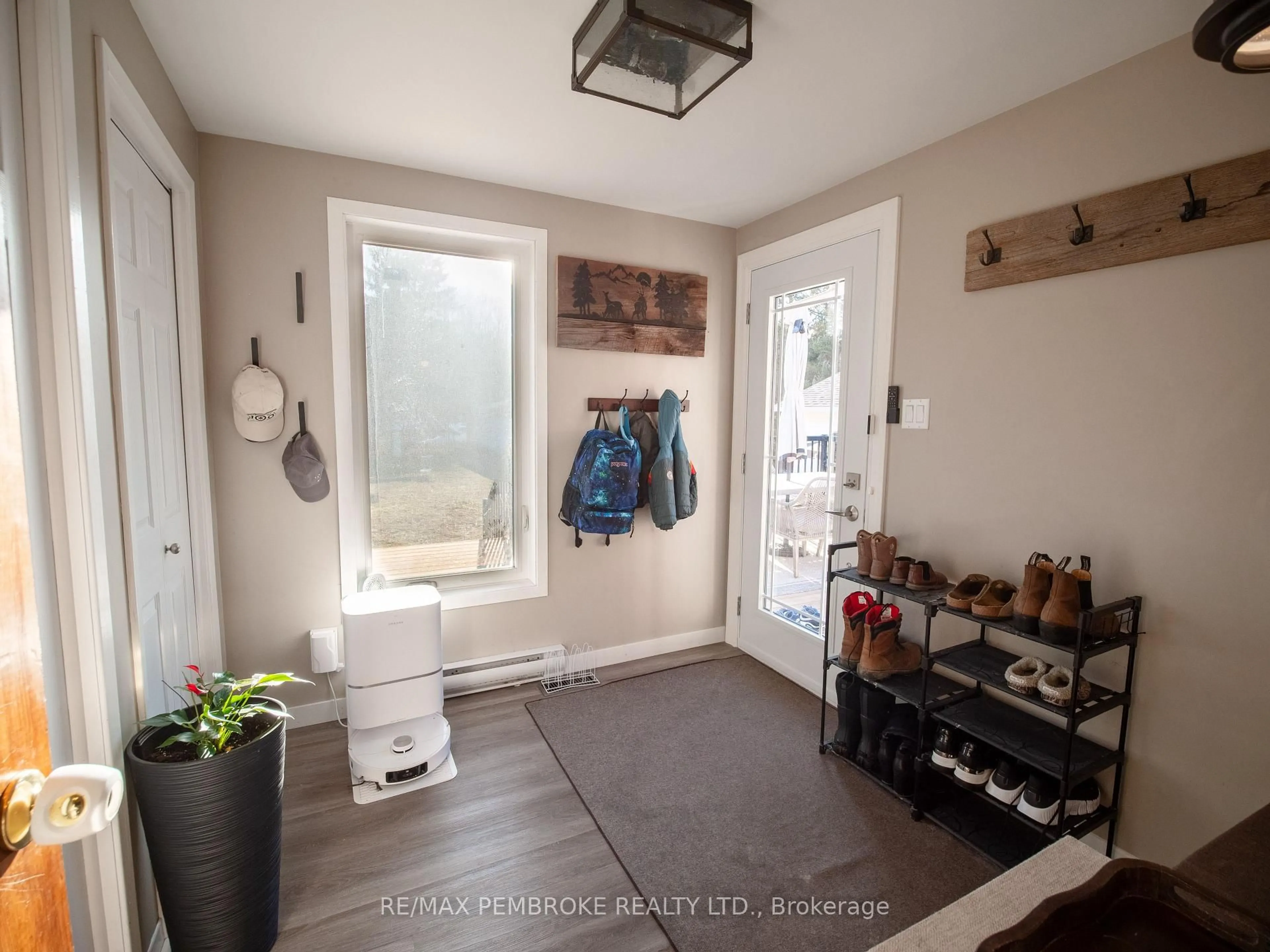 Indoor entryway for 2313 B Line Rd, Pembroke Ontario K8A 6W8