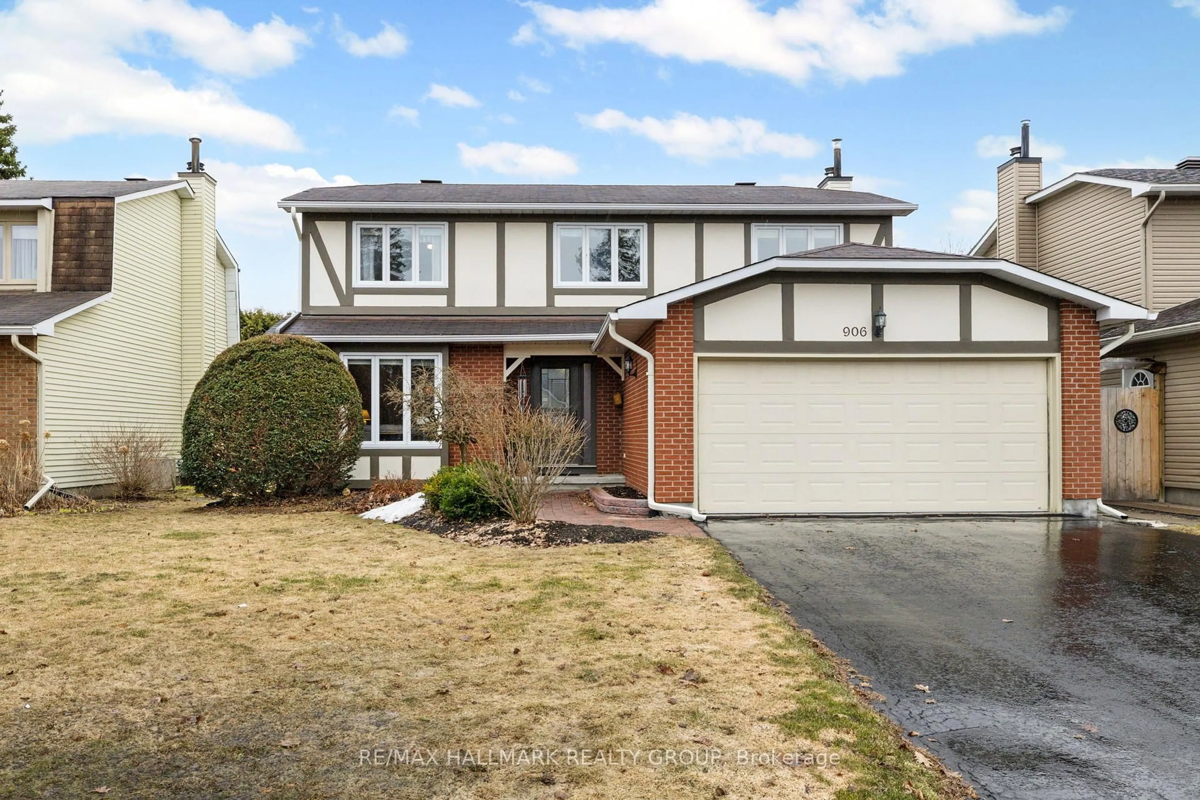 Home with vinyl exterior material, street for 906 Chaleur Way, Orleans Ontario K1C 2S1