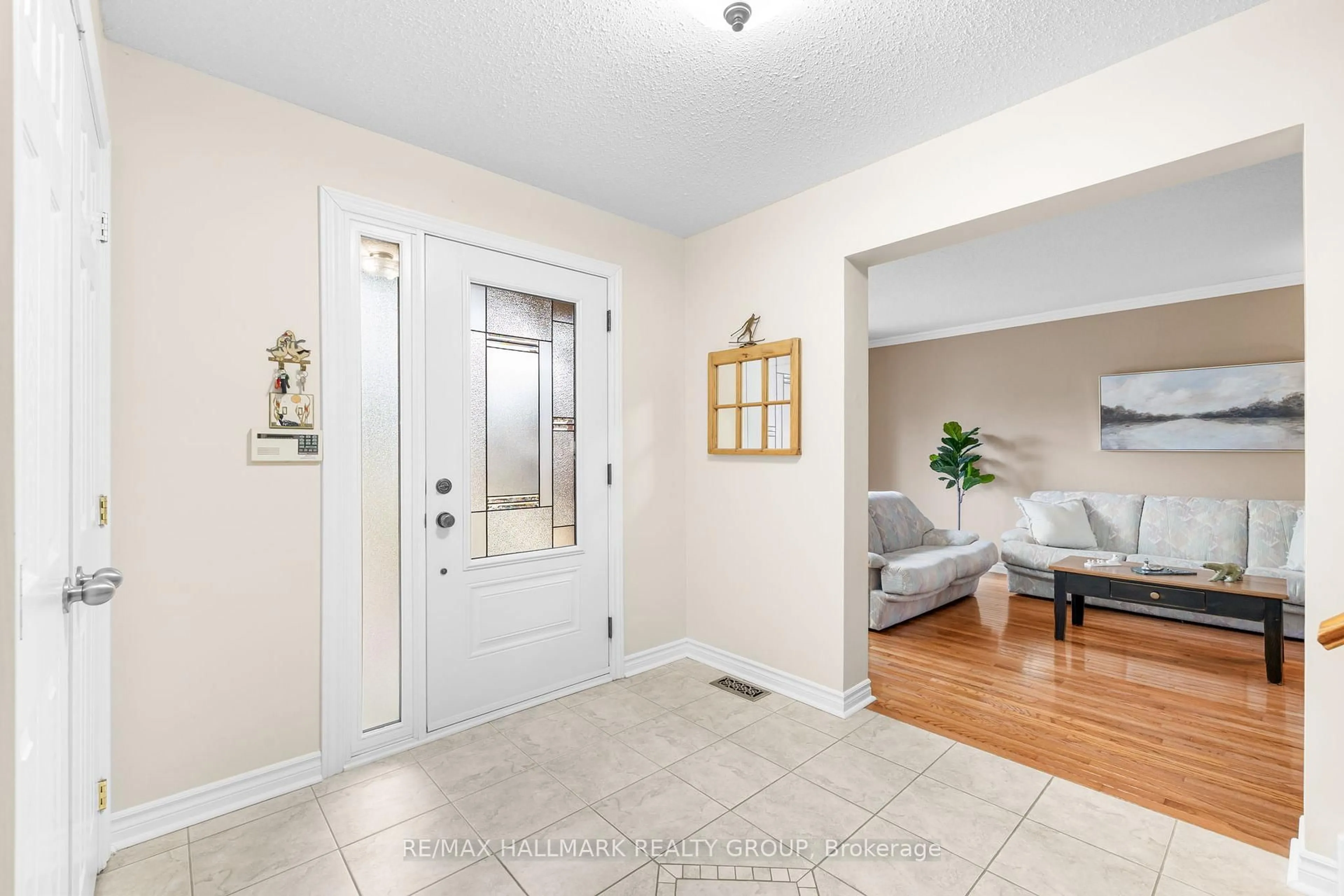 Indoor entryway for 906 Chaleur Way, Orleans Ontario K1C 2S1