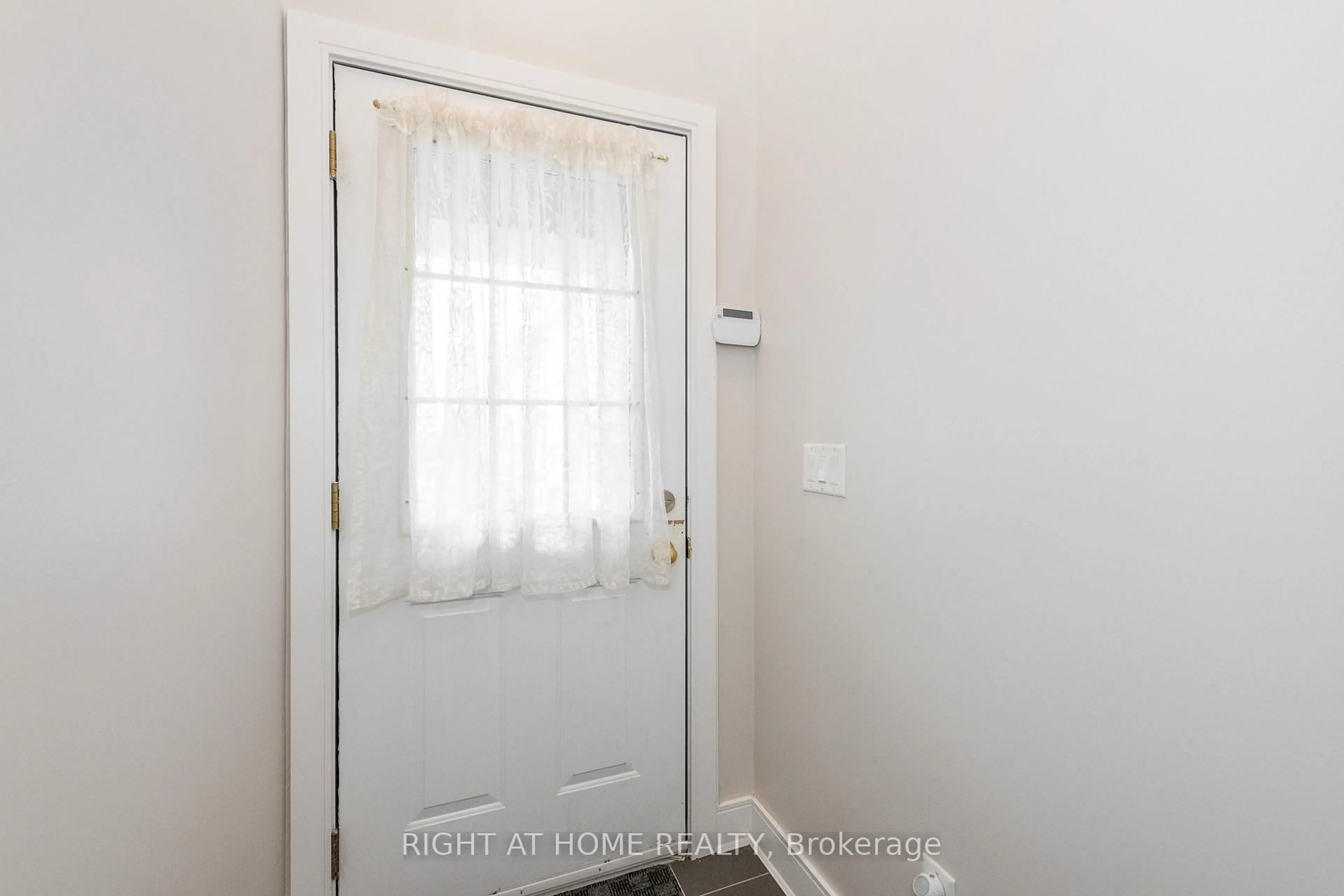 Indoor entryway for 212 Rutgers Private, Ottawa Ontario K2C 4G7