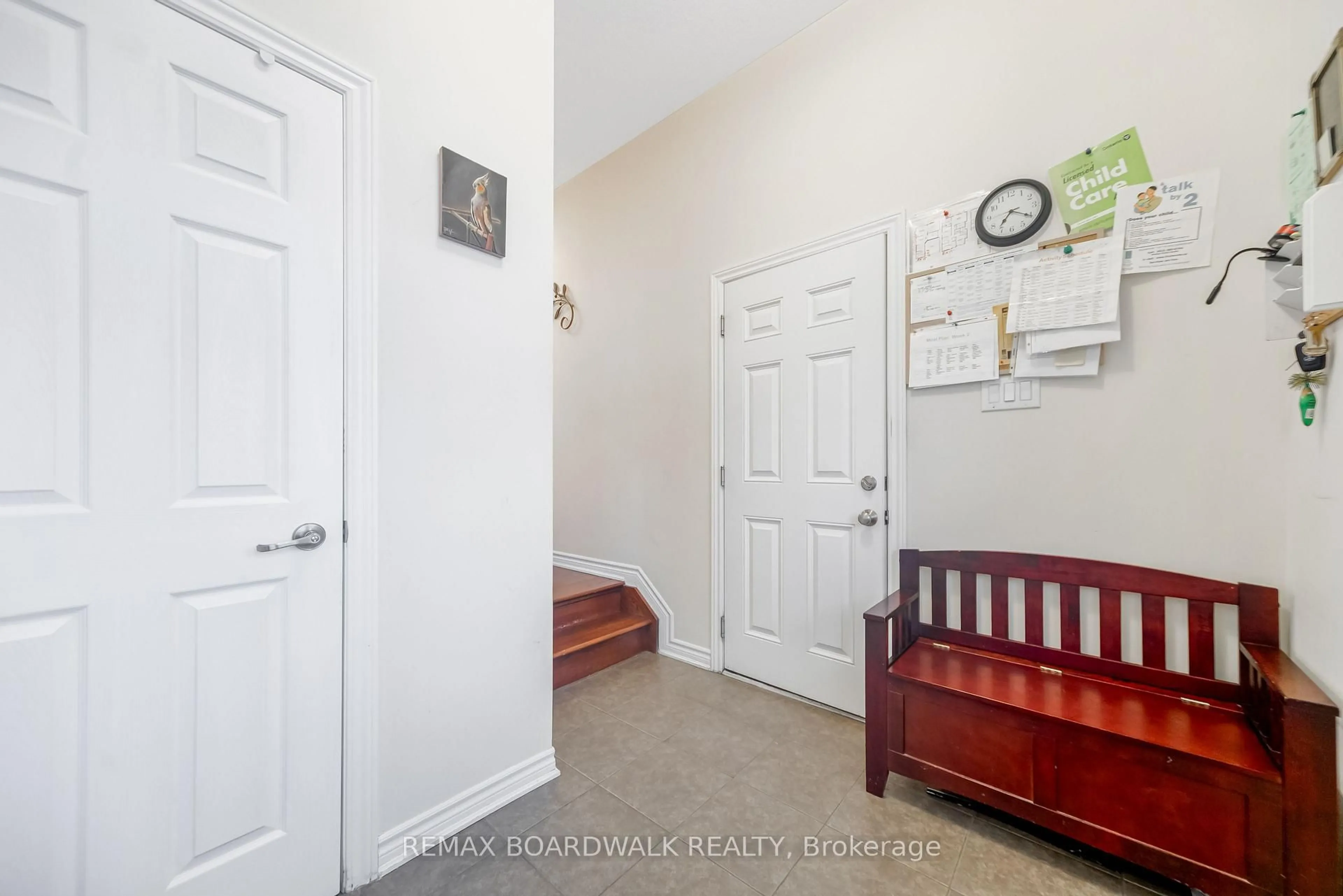 Indoor entryway for 161 Flowing Creek Circ, Ottawa Ontario K2M 0K2