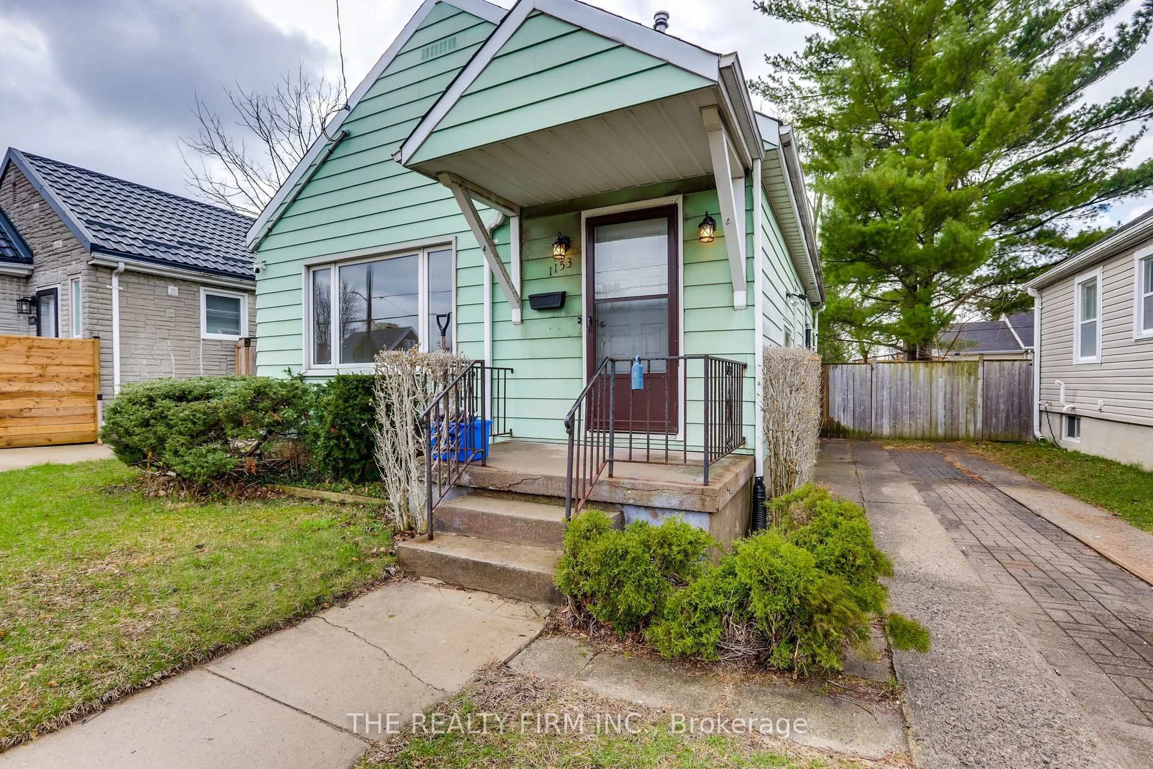 Home with vinyl exterior material, street for 1153 Trafalgar St, London East Ontario N5Z 1H3