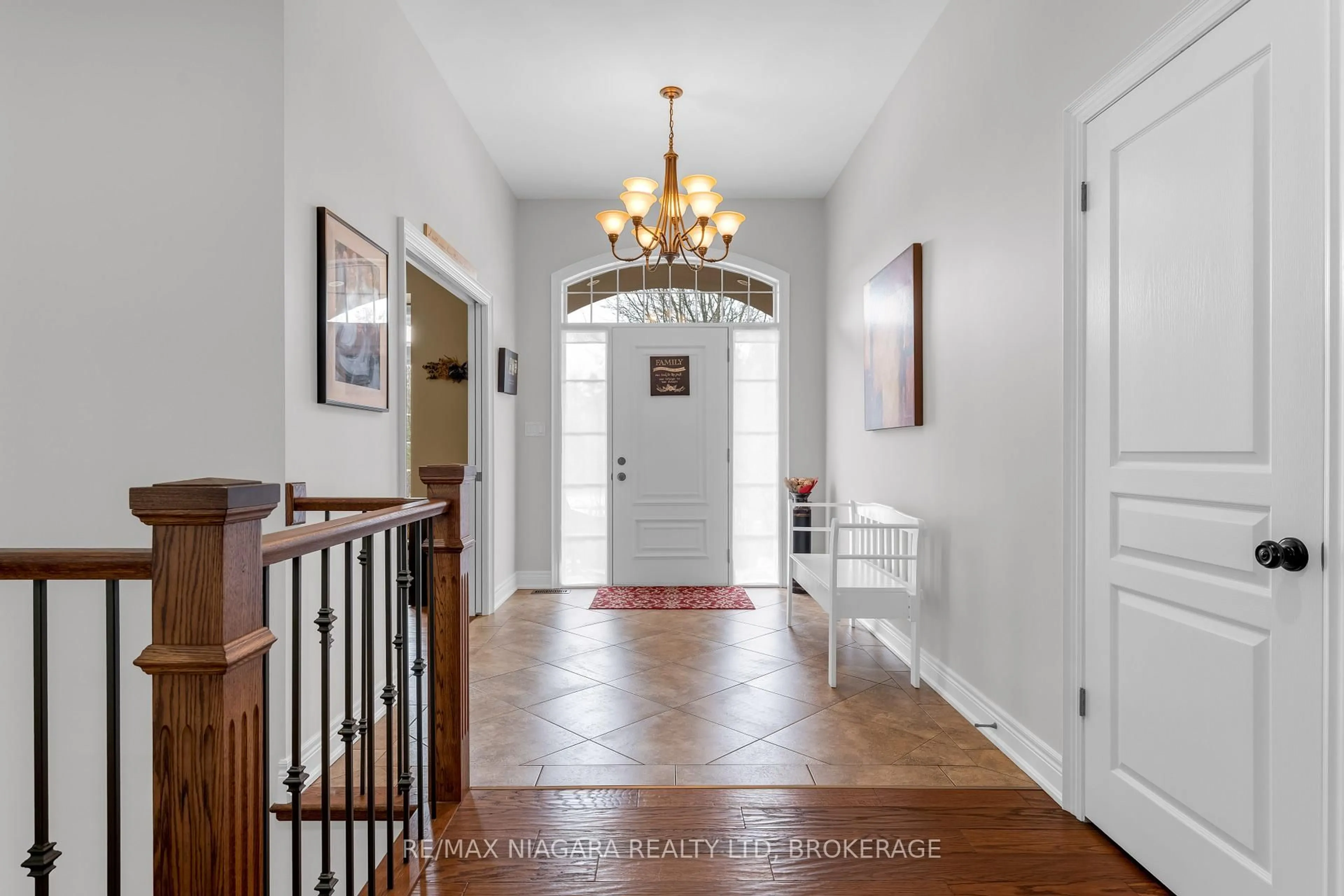 Indoor entryway for 27 Martha Crt, Pelham Ontario L0S 1C0