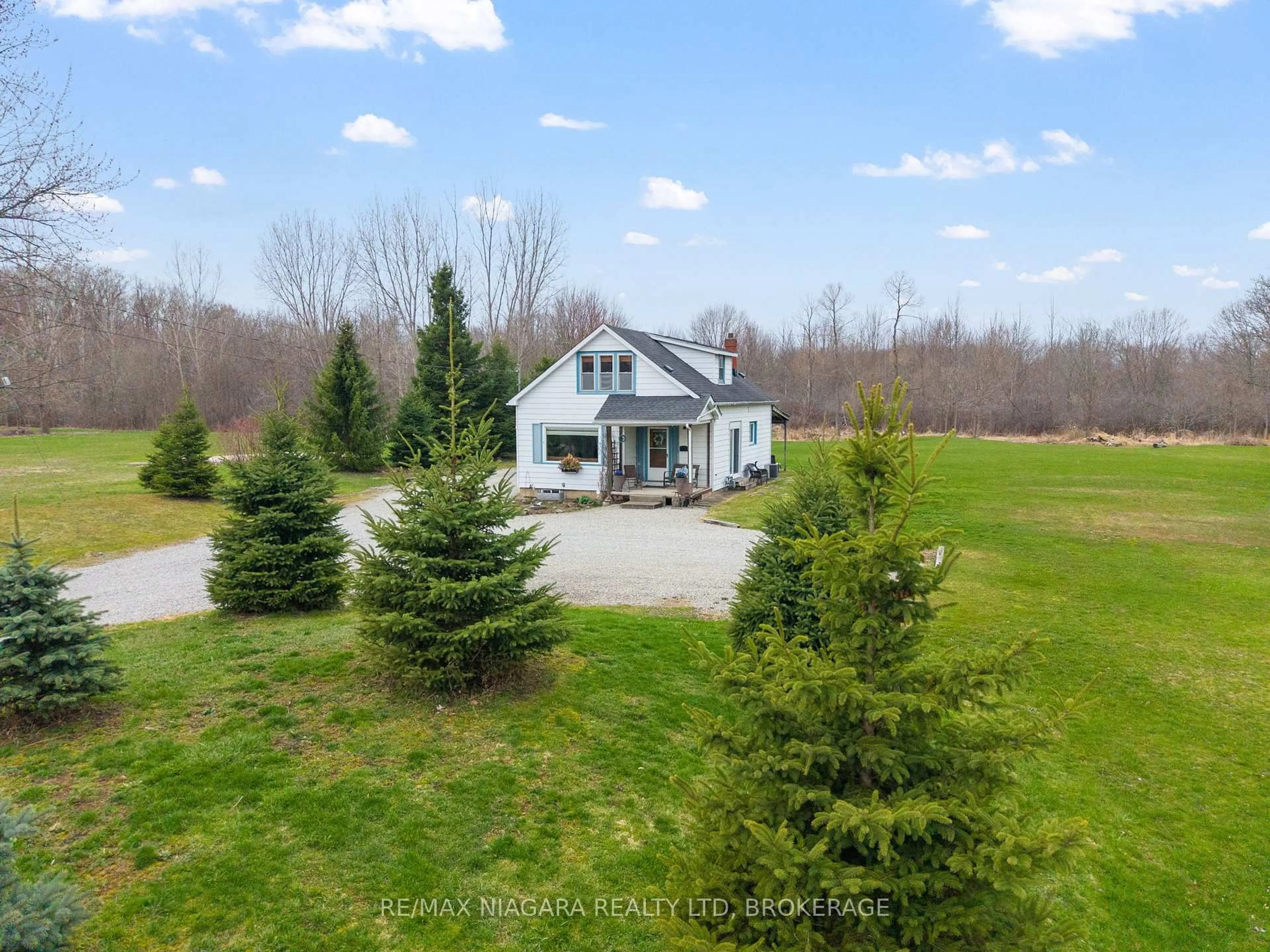 A pic from outside/outdoor area/front of a property/back of a property/a pic from drone, unknown for 1183 Merrittville Highway, Thorold Ontario L3B 5N5