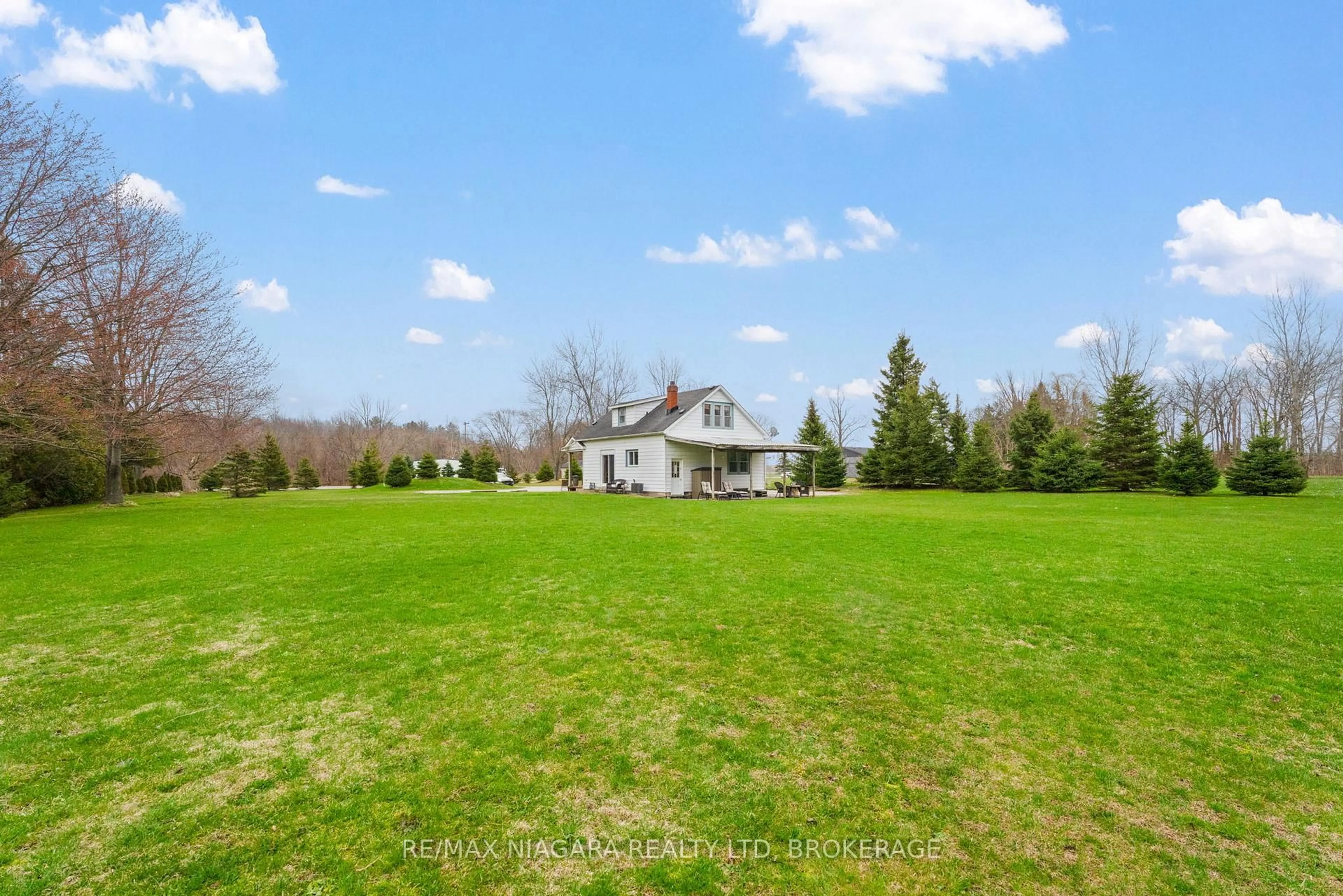 A pic from outside/outdoor area/front of a property/back of a property/a pic from drone, water/lake/river/ocean view for 1183 Merrittville Highway, Thorold Ontario L3B 5N5