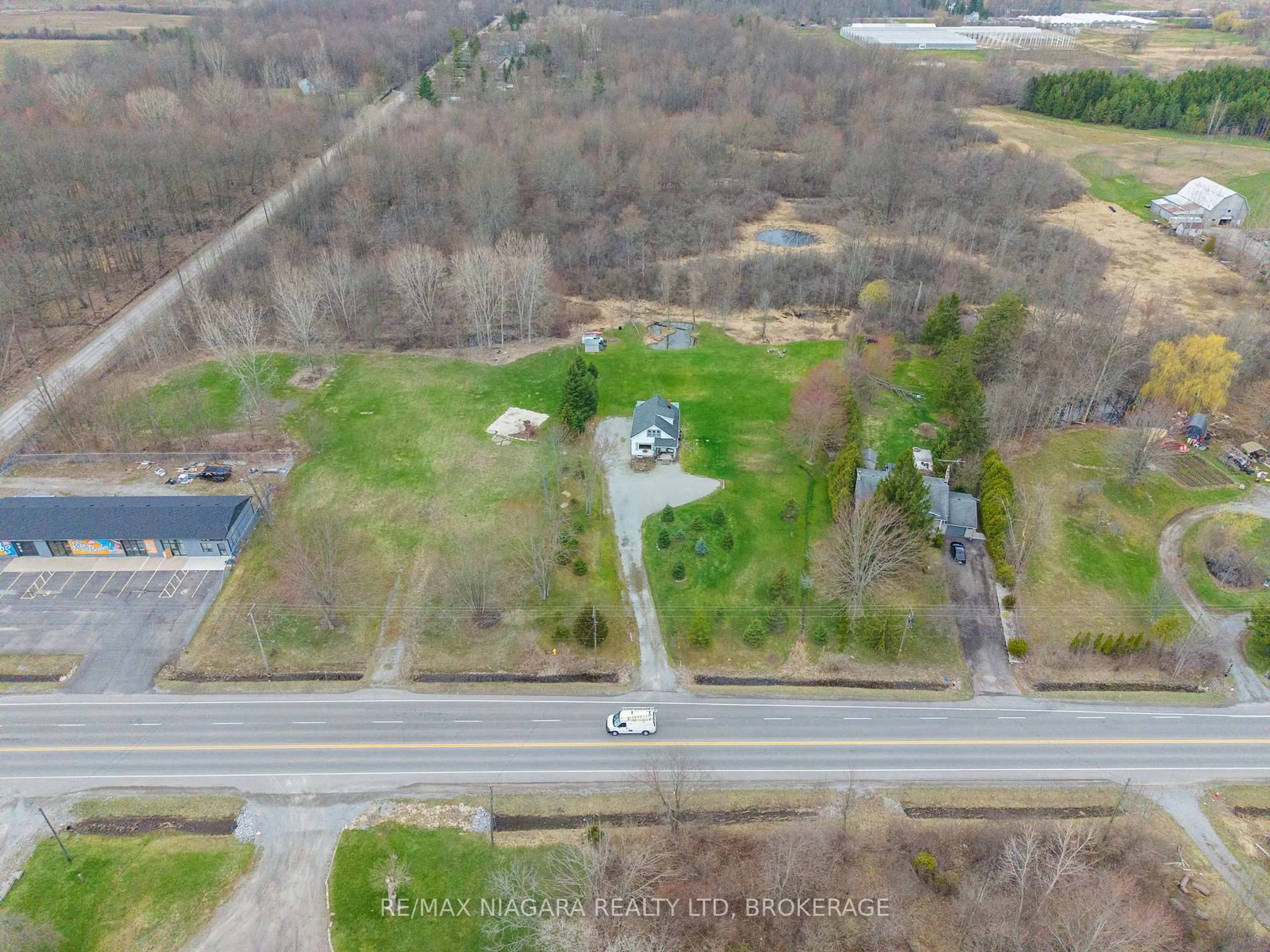 A pic from outside/outdoor area/front of a property/back of a property/a pic from drone, unknown for 1183 Merrittville Highway, Thorold Ontario L3B 5N5