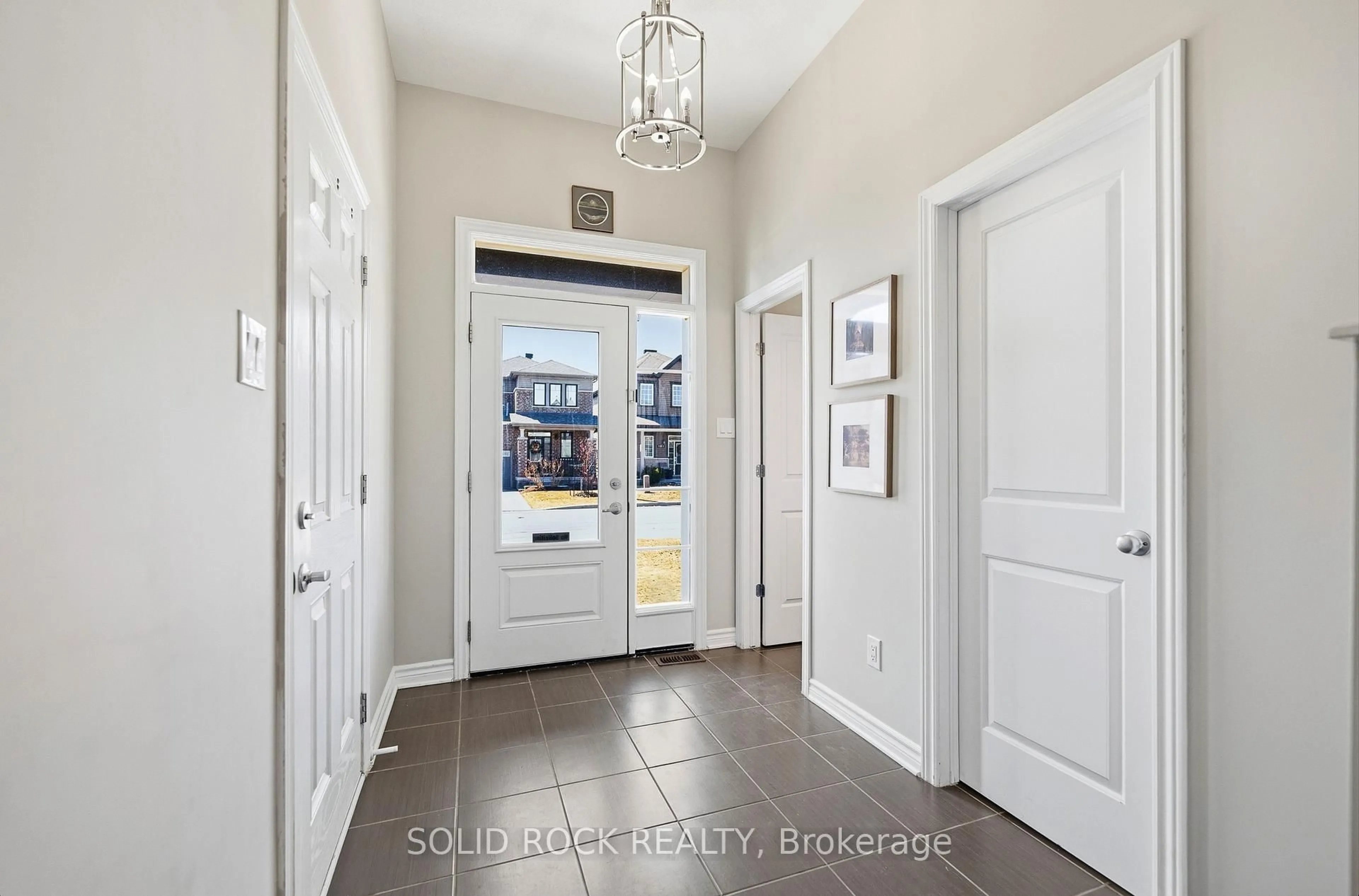 Indoor entryway for 154 Westover Cres, Kanata Ontario K2T 0K6