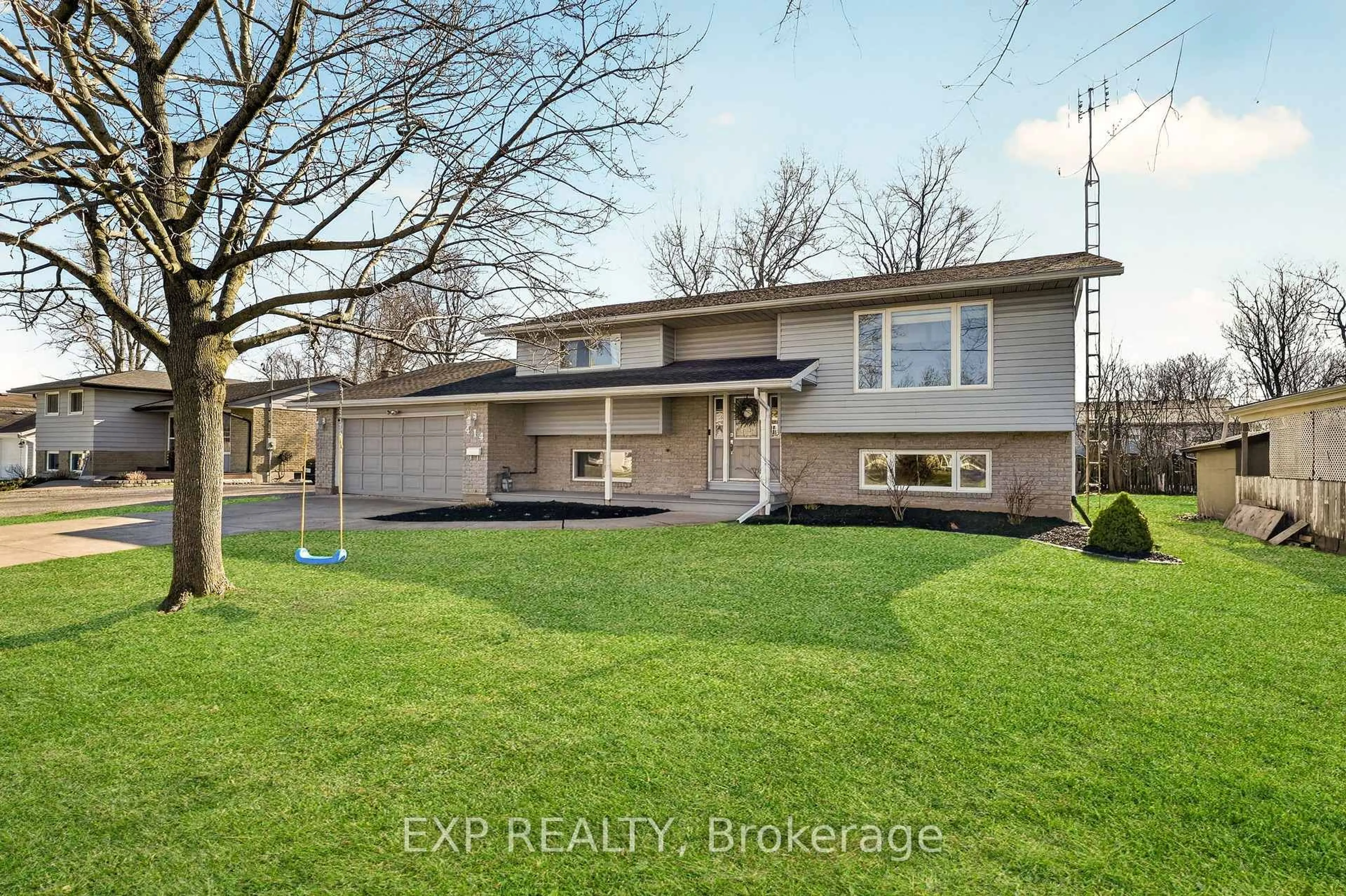 Home with vinyl exterior material, street for 414 Fairview Rd, Fort Erie Ontario L2A 4S2