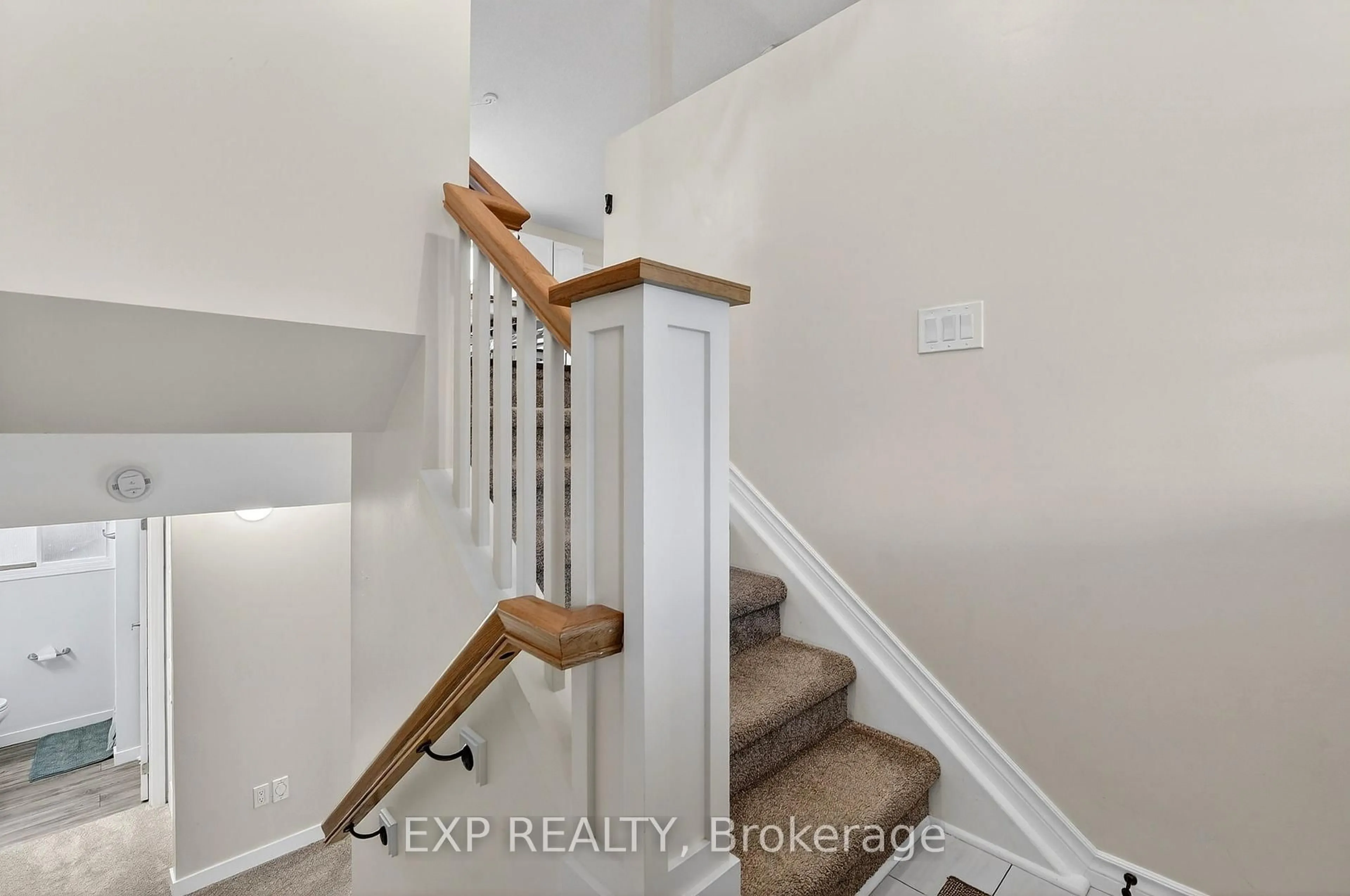 Indoor entryway for 414 Fairview Rd, Fort Erie Ontario L2A 4S2