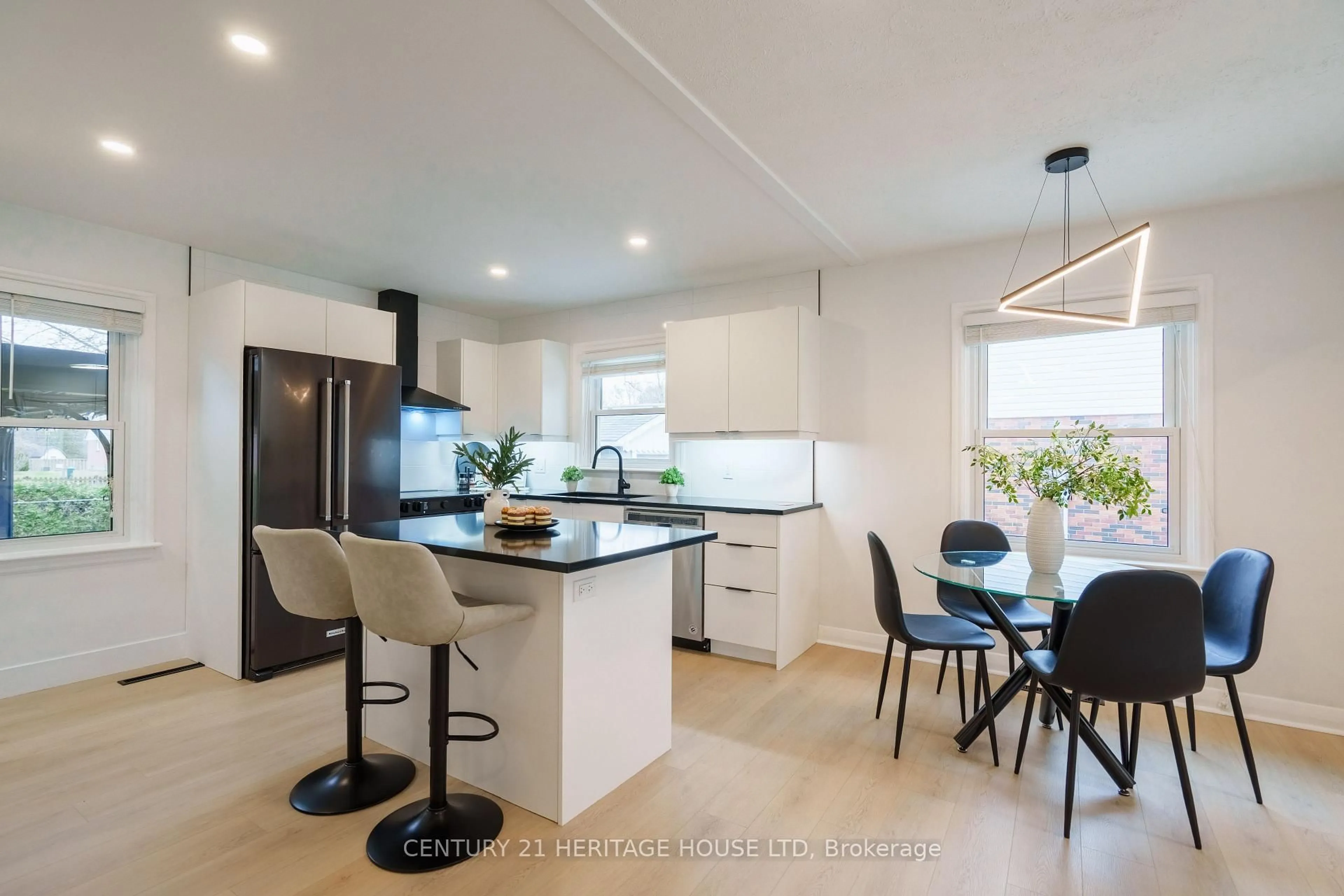 Contemporary kitchen, unknown for 148 Glastonbury Cres, Stratford Ontario N5A 6J3