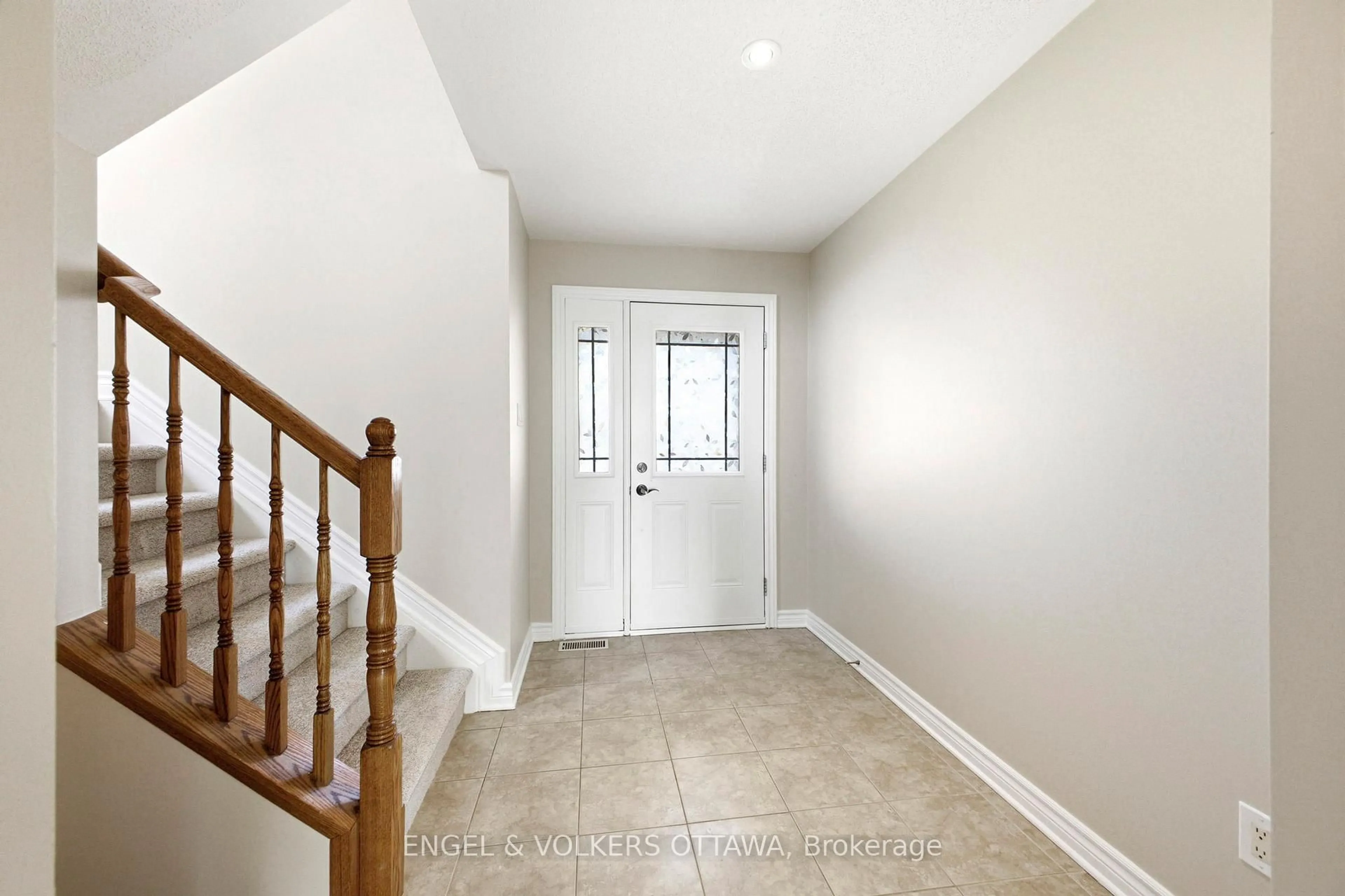 Indoor entryway for 234 Branthaven St, Ottawa Ontario K4A 0H6
