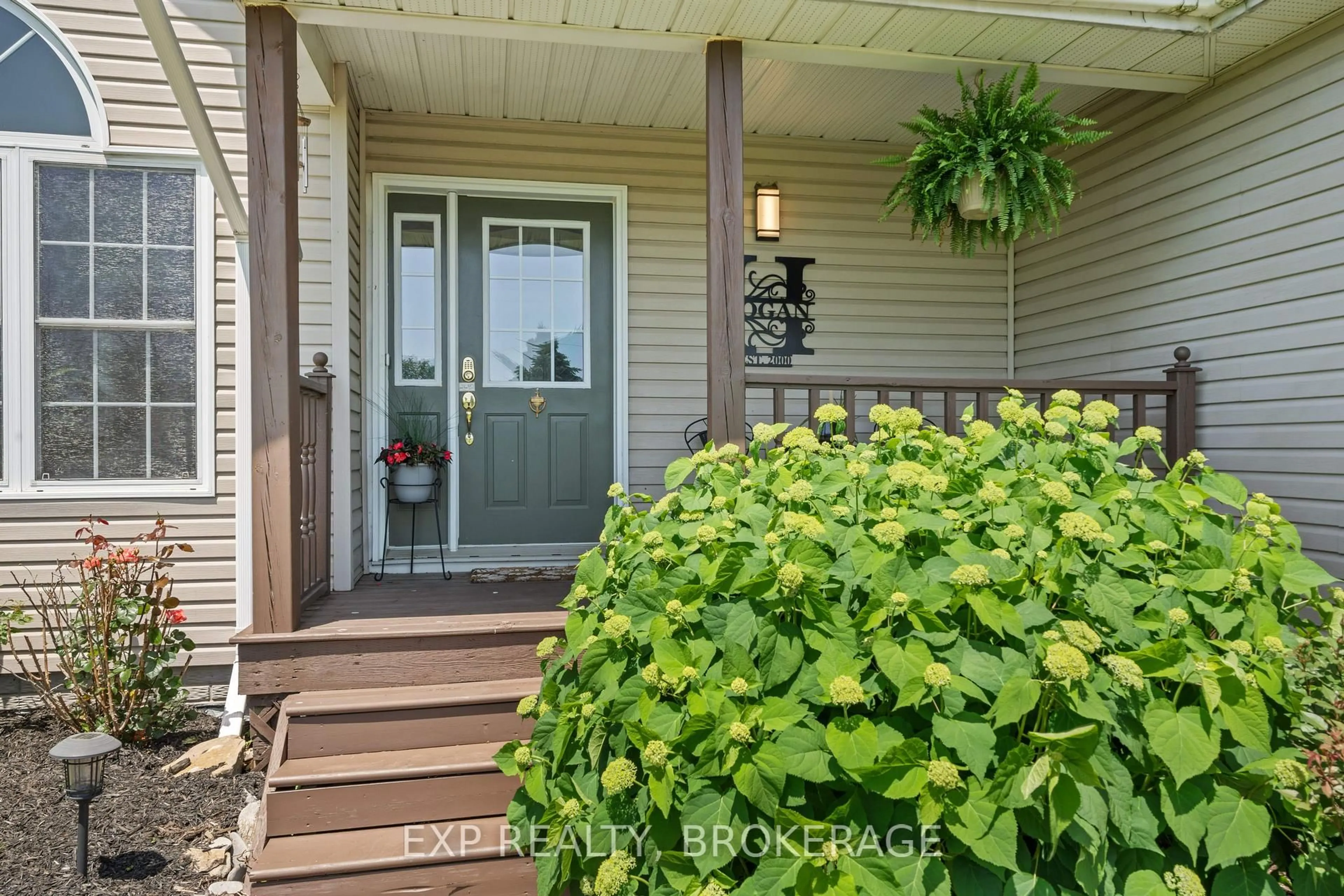 Indoor entryway for 26 BOXEN HARBOUR Lane, Wolfe Island Ontario K0H 2Y0