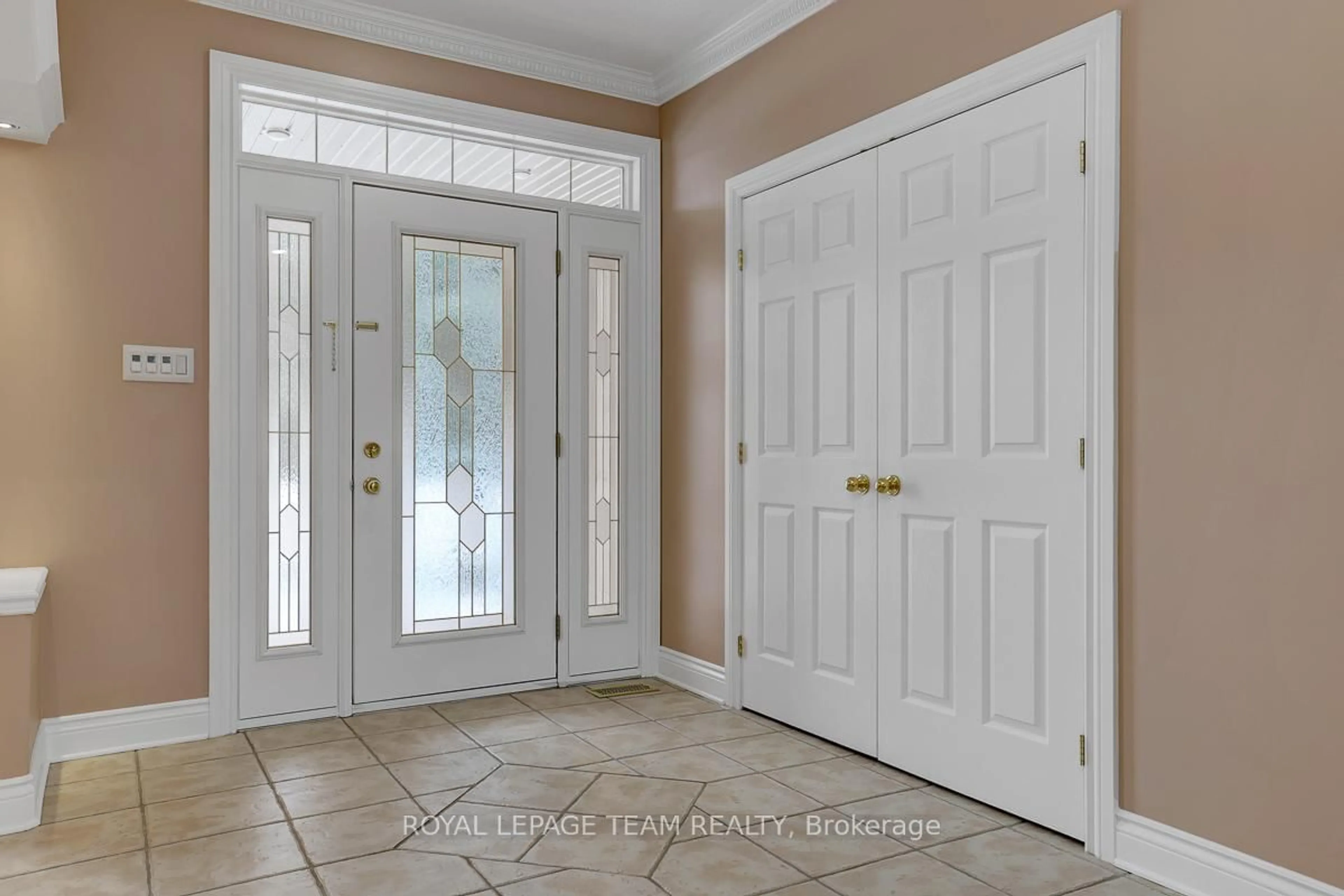 Indoor entryway for 1093 PEGASUS Cres, Greely Ontario K4P 1P1