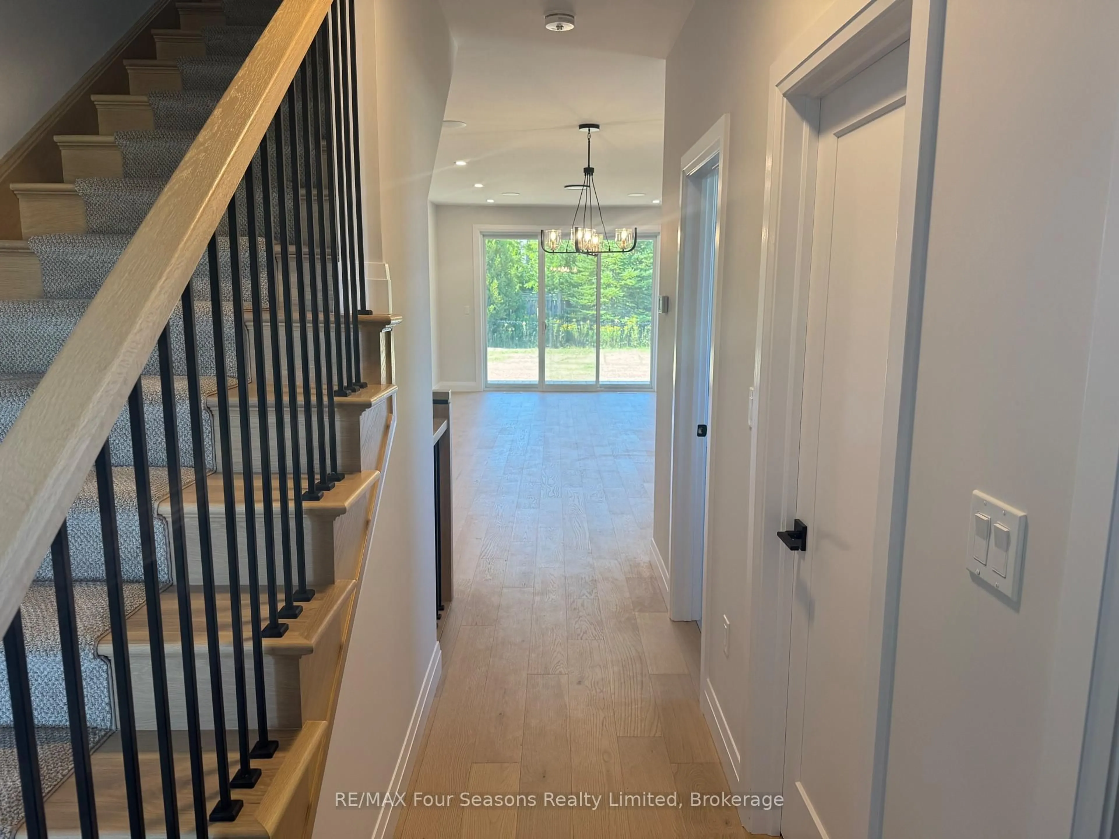 Indoor entryway for 1 Boynton Crt, Blue Mountains Ontario N0H 2P0