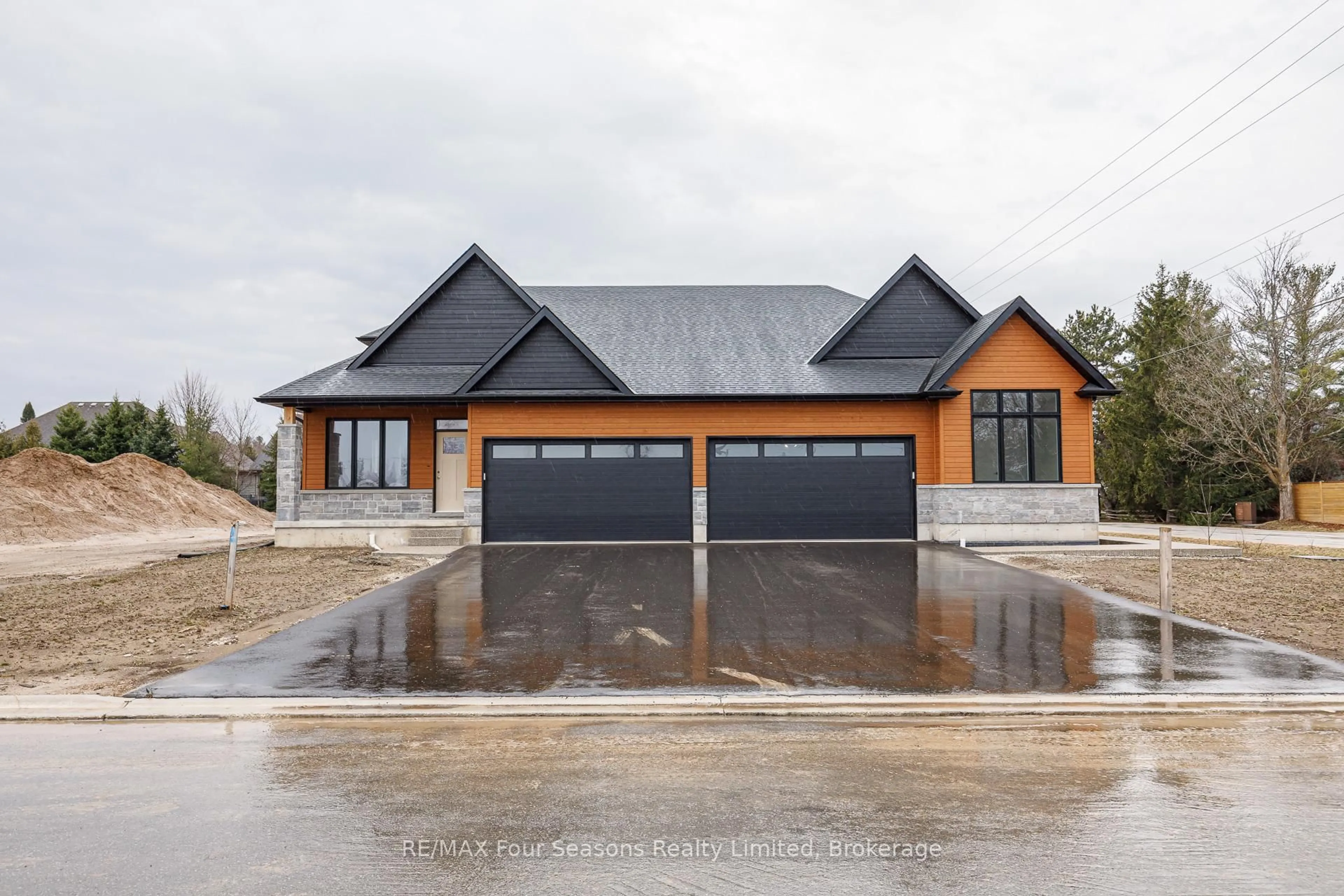 Indoor garage for 5 Boynton Crt, Blue Mountains Ontario N0H 2P0