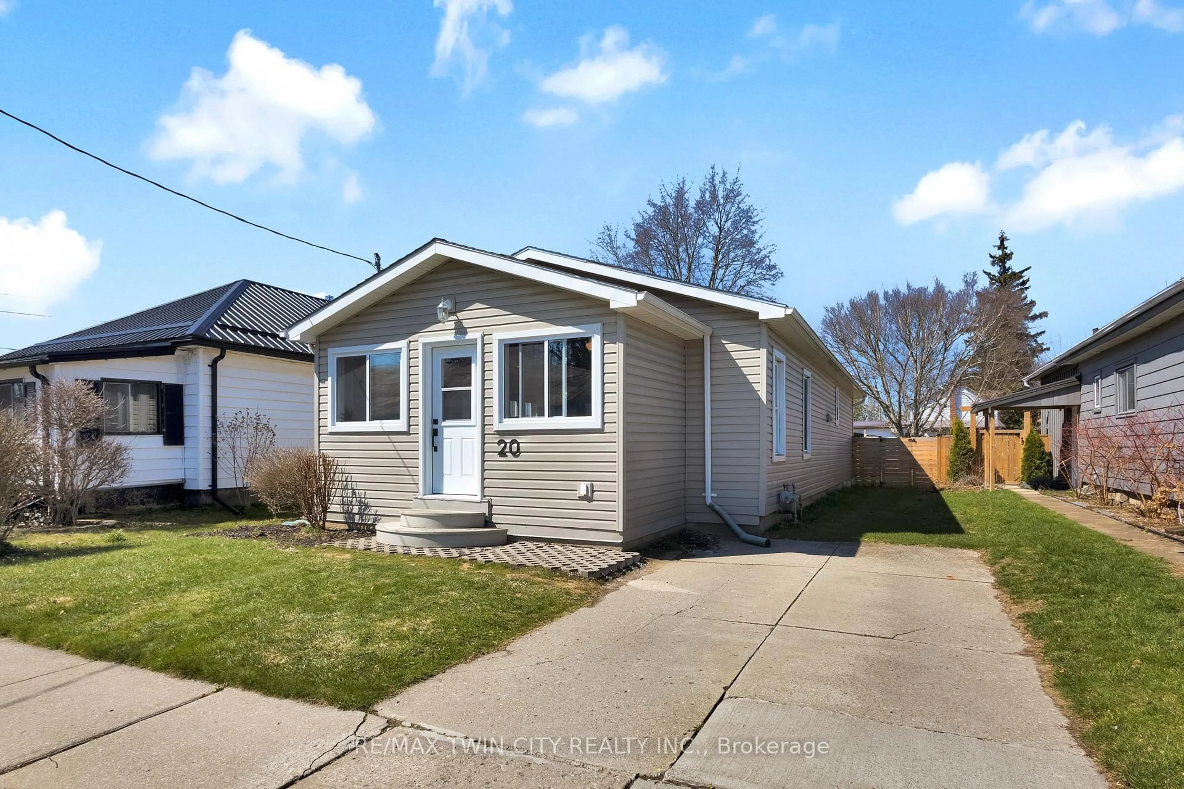 Home with vinyl exterior material, street for 20 East St, Norfolk Ontario N3Y 3S6