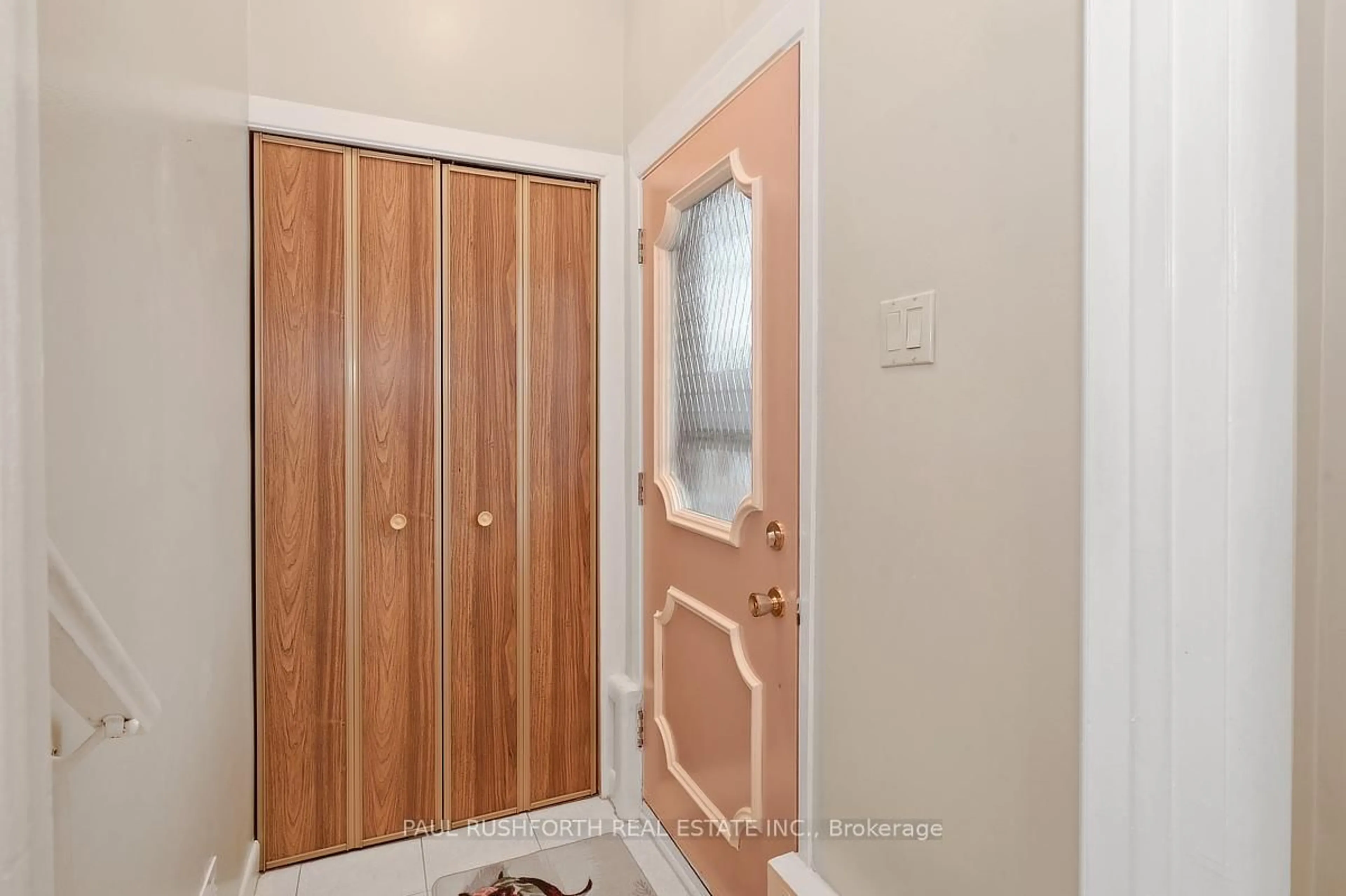 Indoor entryway for 1176 Dorchester Ave, Ottawa Ontario K1Z 8E4