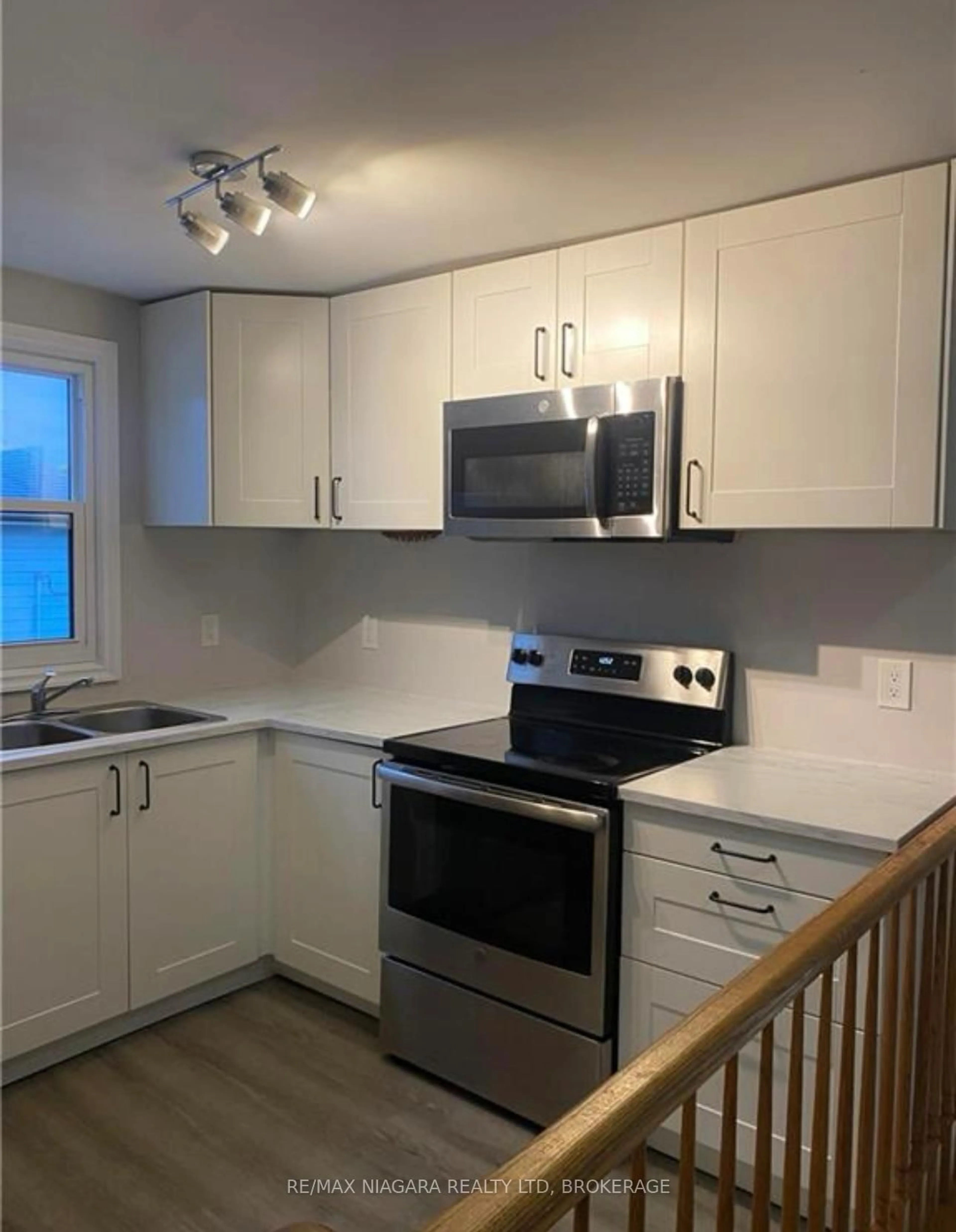 Standard kitchen, wood/laminate floor for 42 Vine St, St. Catharines Ontario L2R 3X8