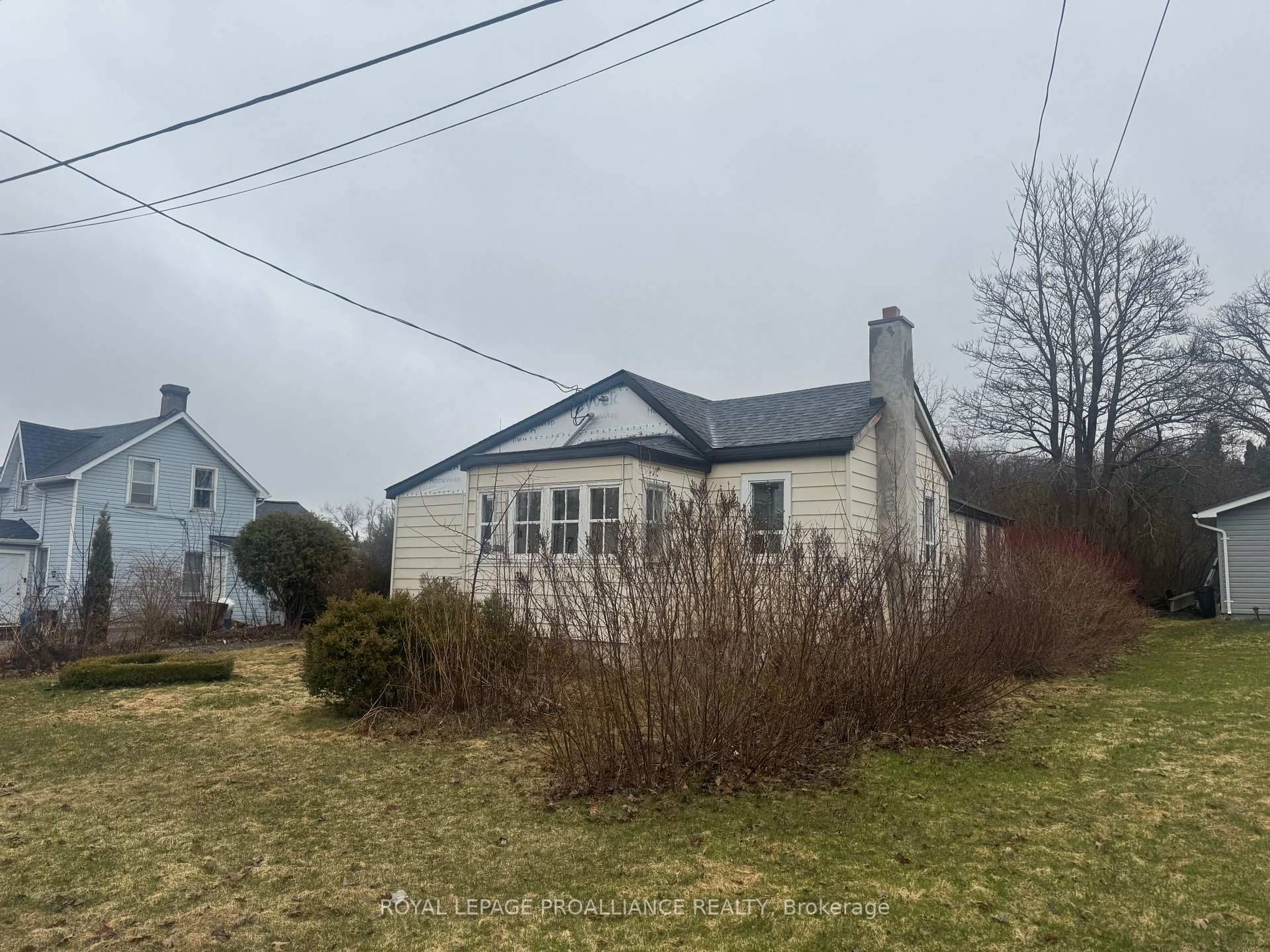 A pic from outside/outdoor area/front of a property/back of a property/a pic from drone, building for 116 Hastings Ave, Limoges Ontario K0K 2M0