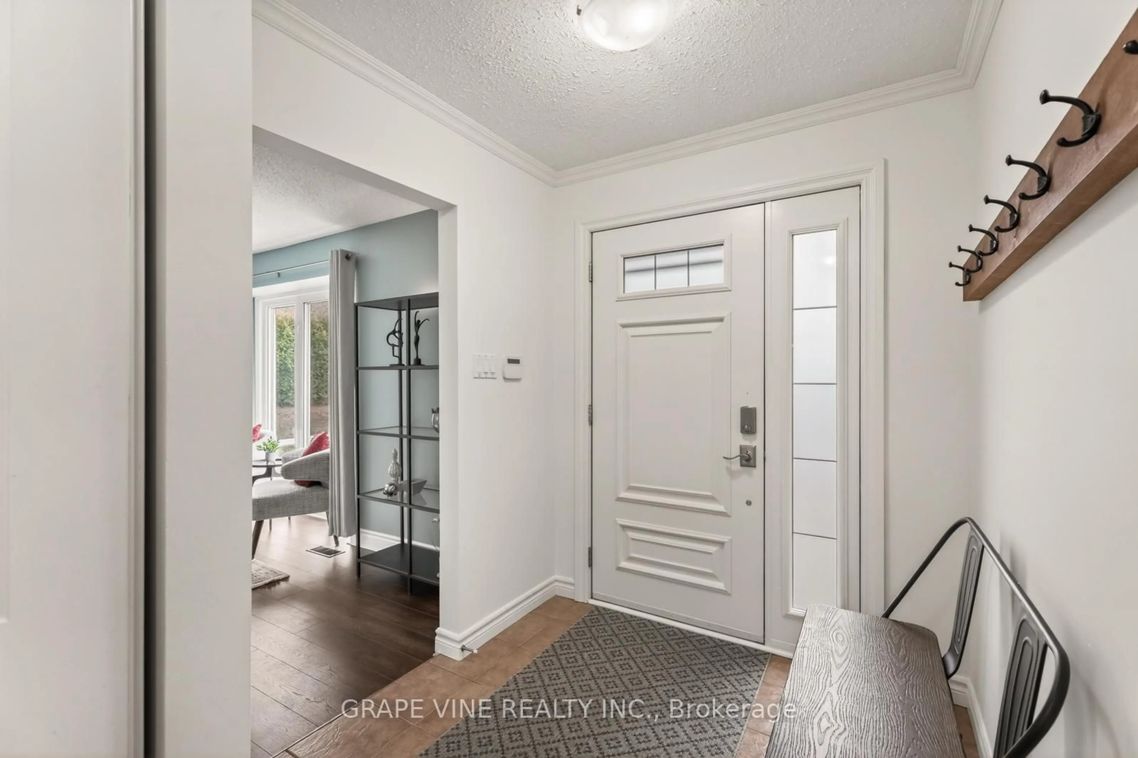 Indoor entryway for 83 Nanook Cres, Ottawa Ontario K2L 2B2