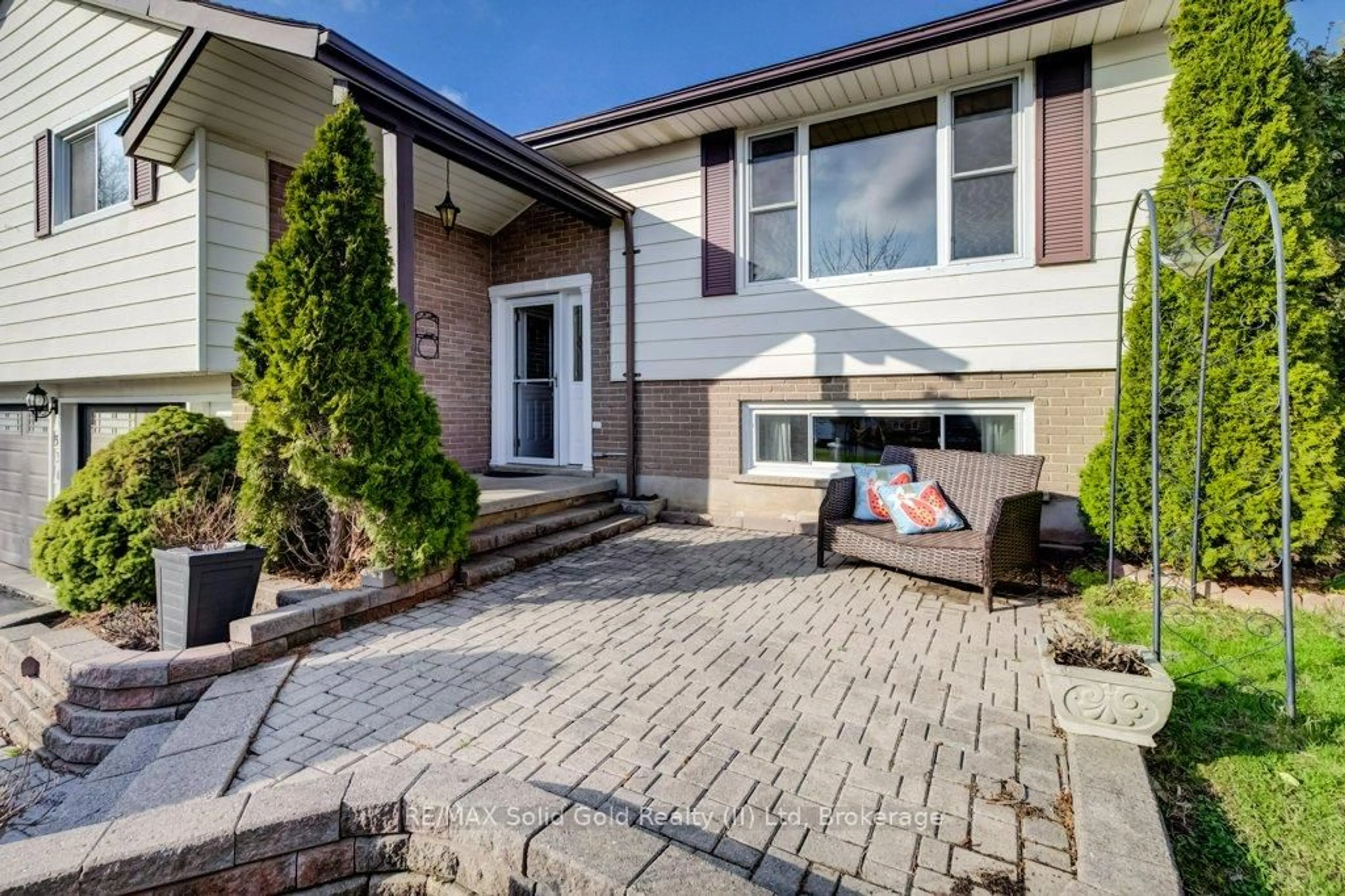 Home with brick exterior material, street for 330 Daleview Pl, Waterloo Ontario N2L 5M5