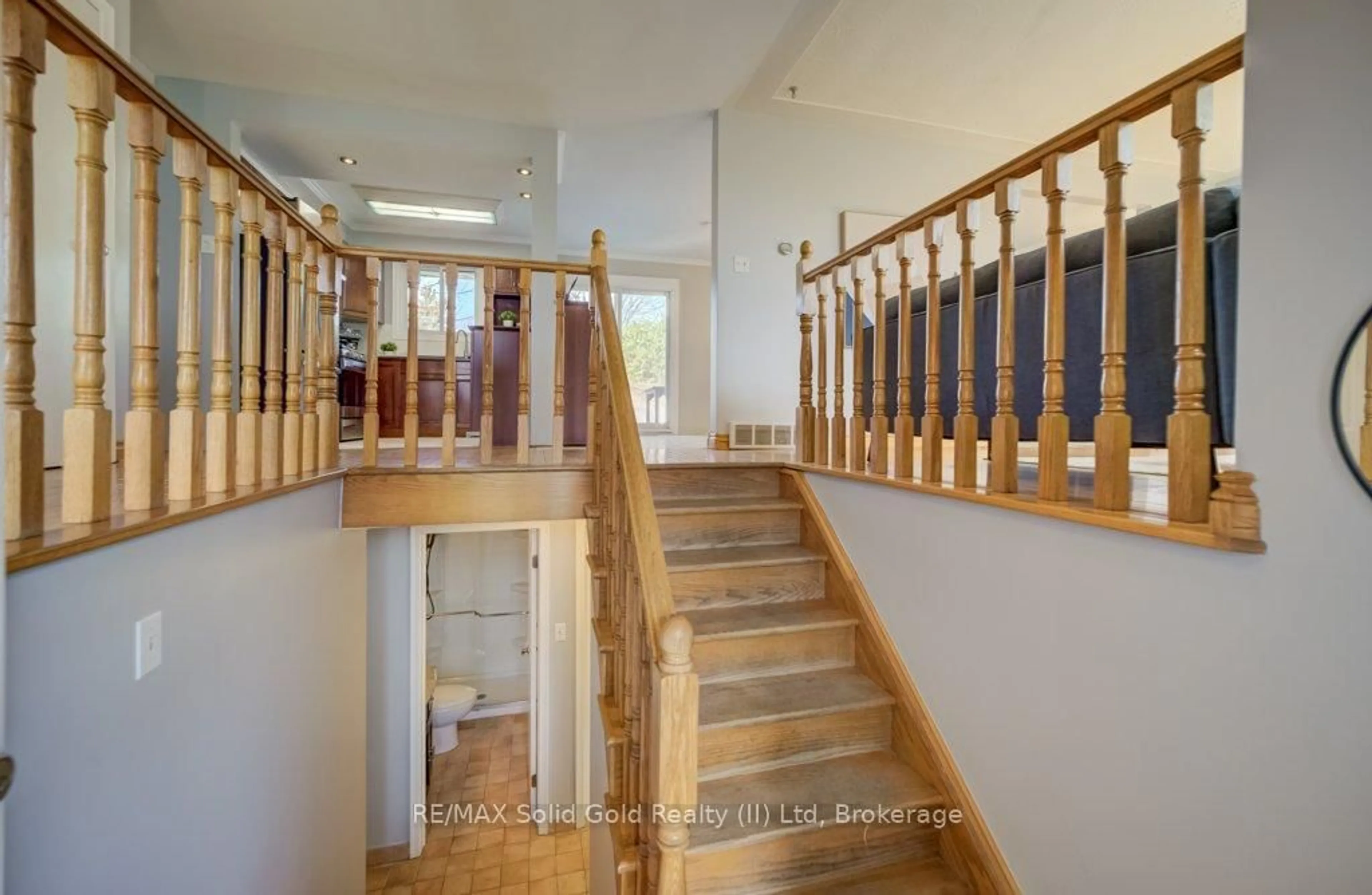 Indoor foyer for 330 Daleview Pl, Waterloo Ontario N2L 5M5