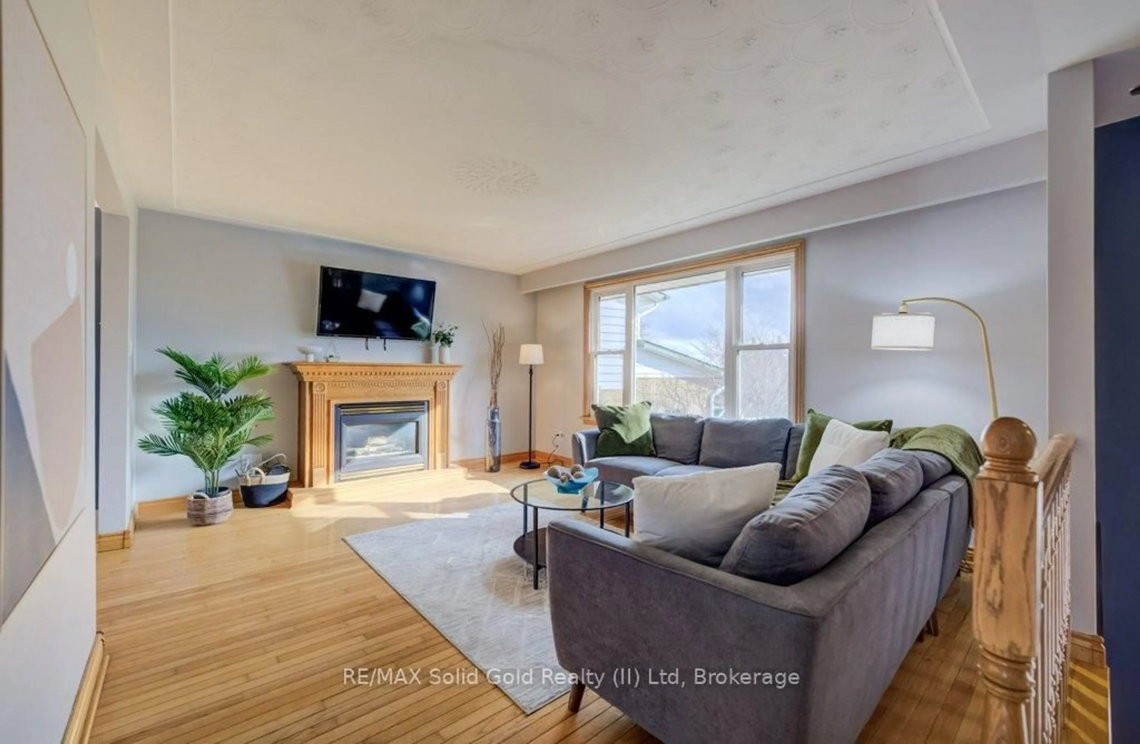 Living room with furniture, wood/laminate floor for 330 Daleview Pl, Waterloo Ontario N2L 5M5