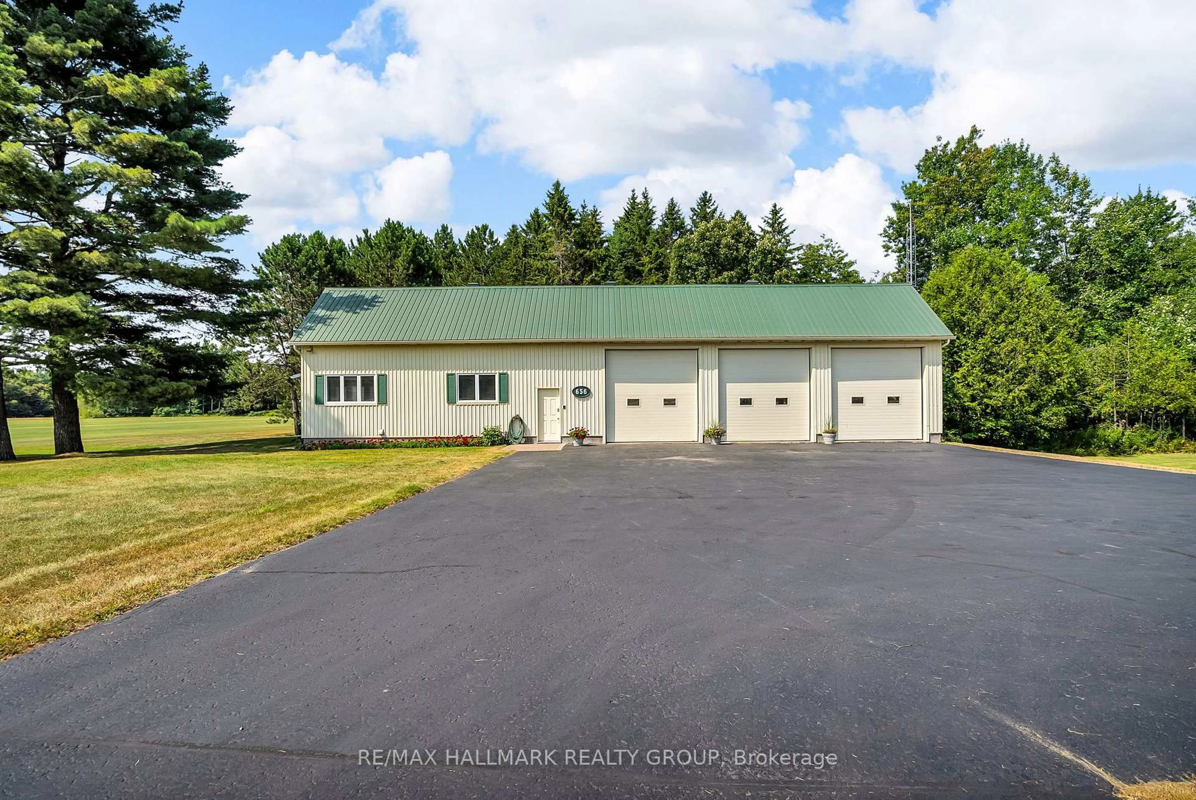 Indoor garage for 656 Ch Station Rd, Alfred and Plantagenet Ontario K0B 1A0