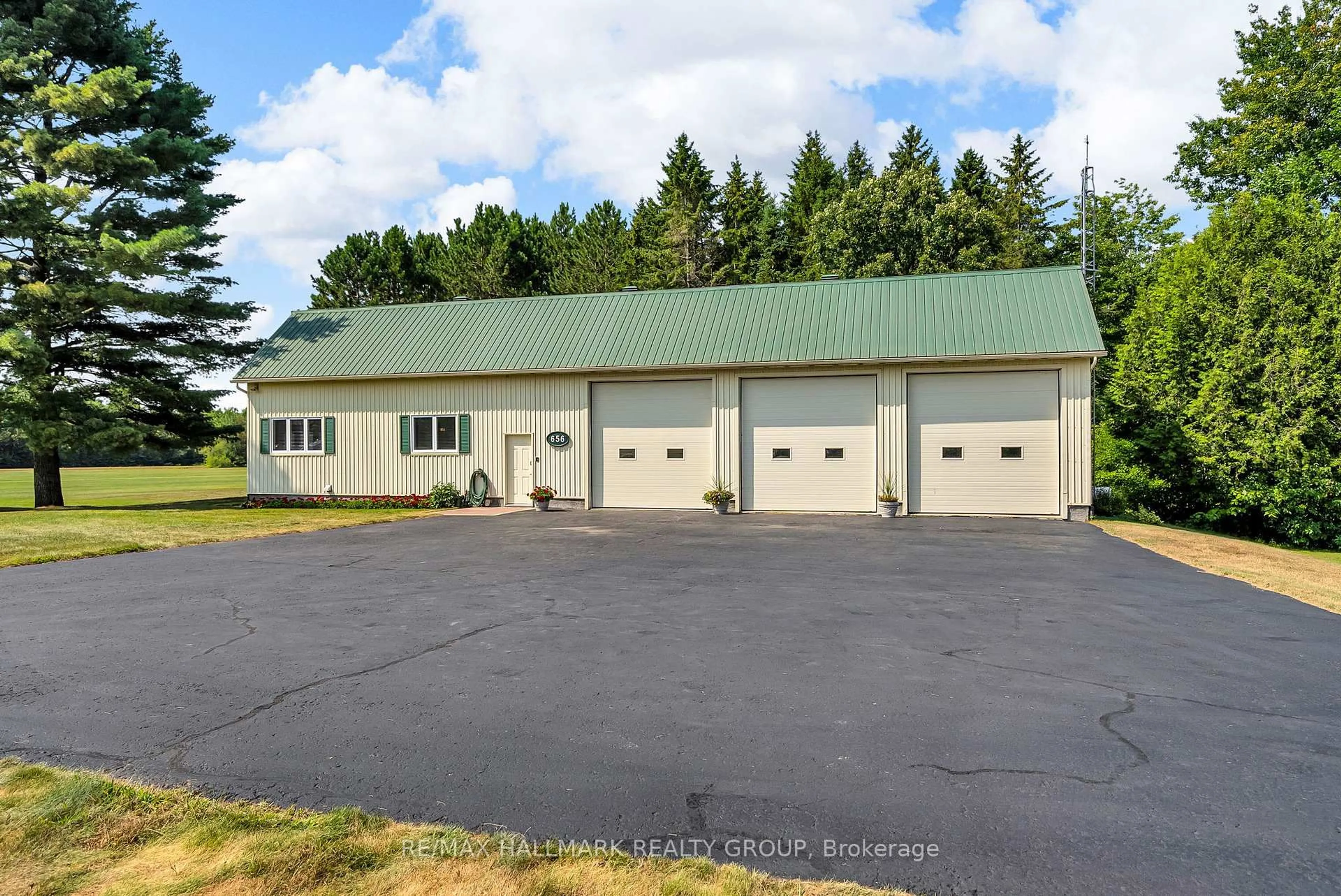 Indoor garage for 656 Ch Station Rd, Alfred and Plantagenet Ontario K0B 1A0