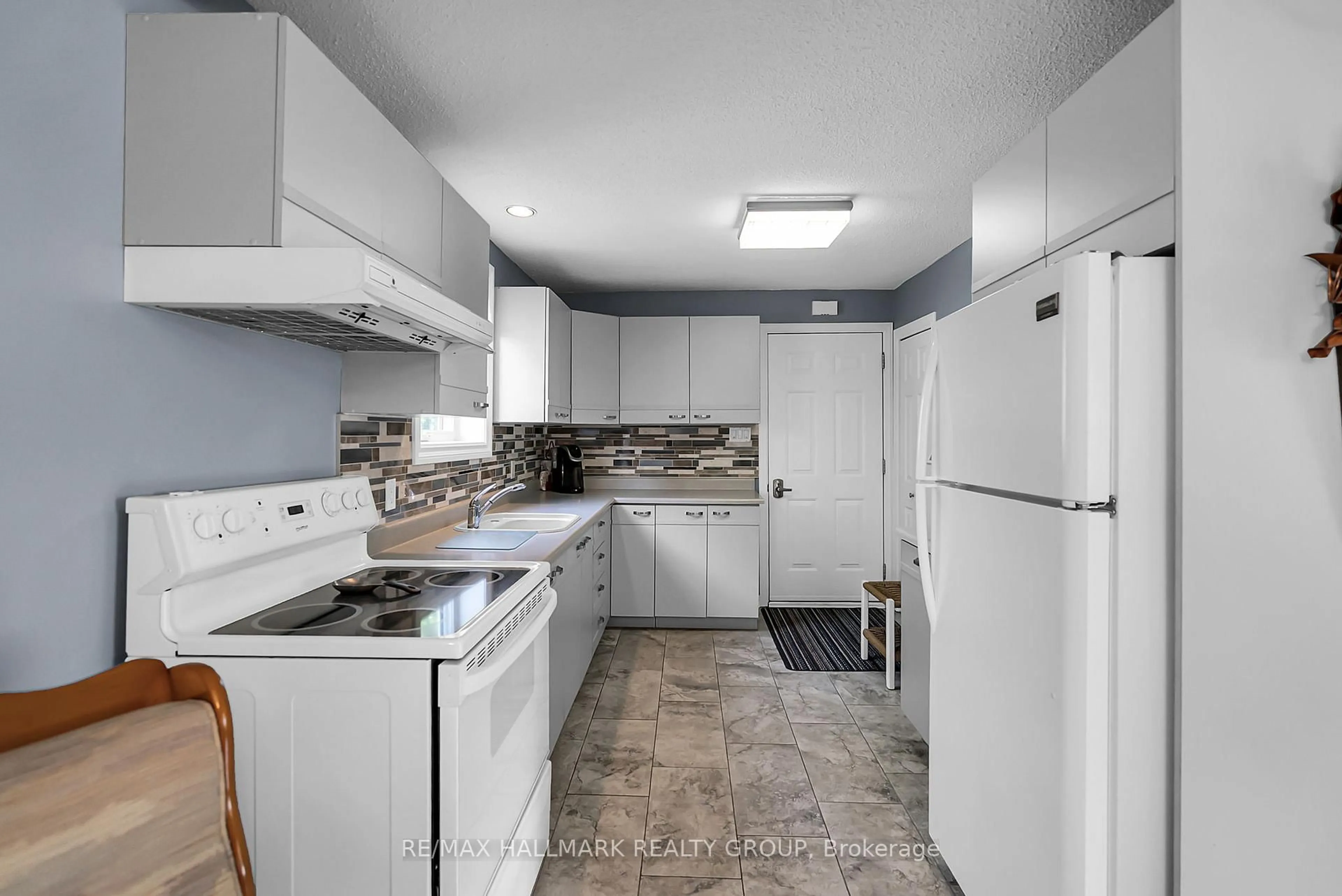 Standard kitchen, ceramic/tile floor for 656 Ch Station Rd, Alfred and Plantagenet Ontario K0B 1A0