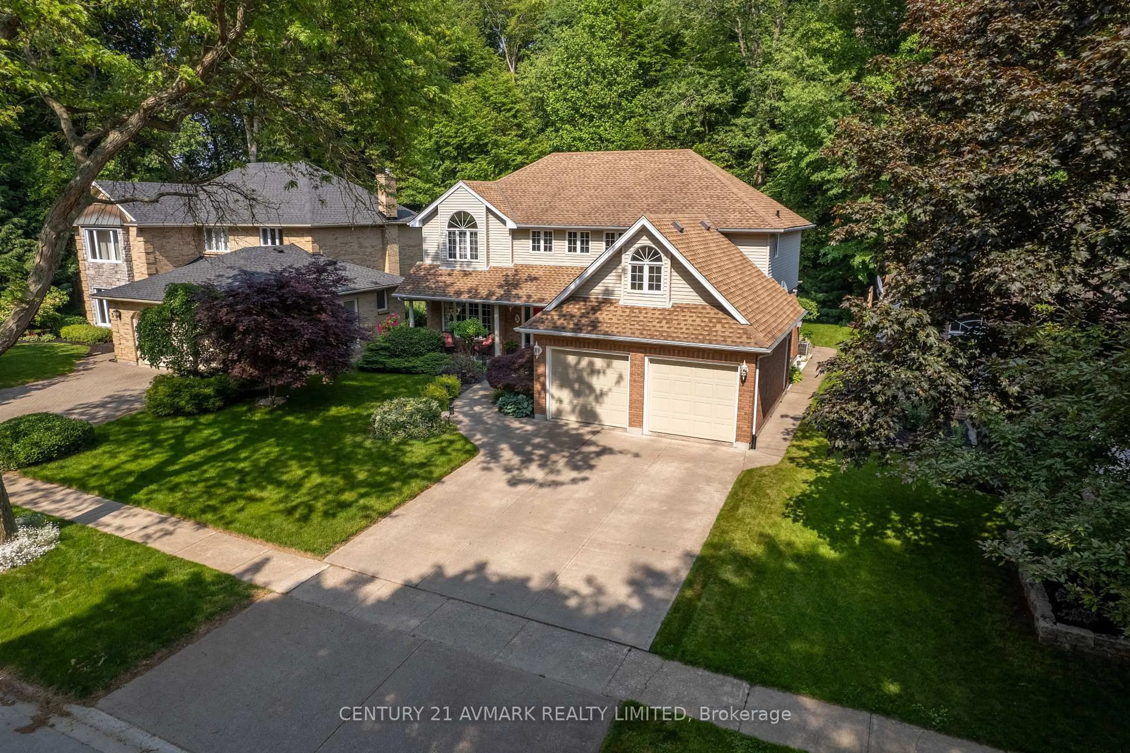 A pic from outside/outdoor area/front of a property/back of a property/a pic from drone, street for 5 Milburn Dr, Pelham Ontario L0S 1E4