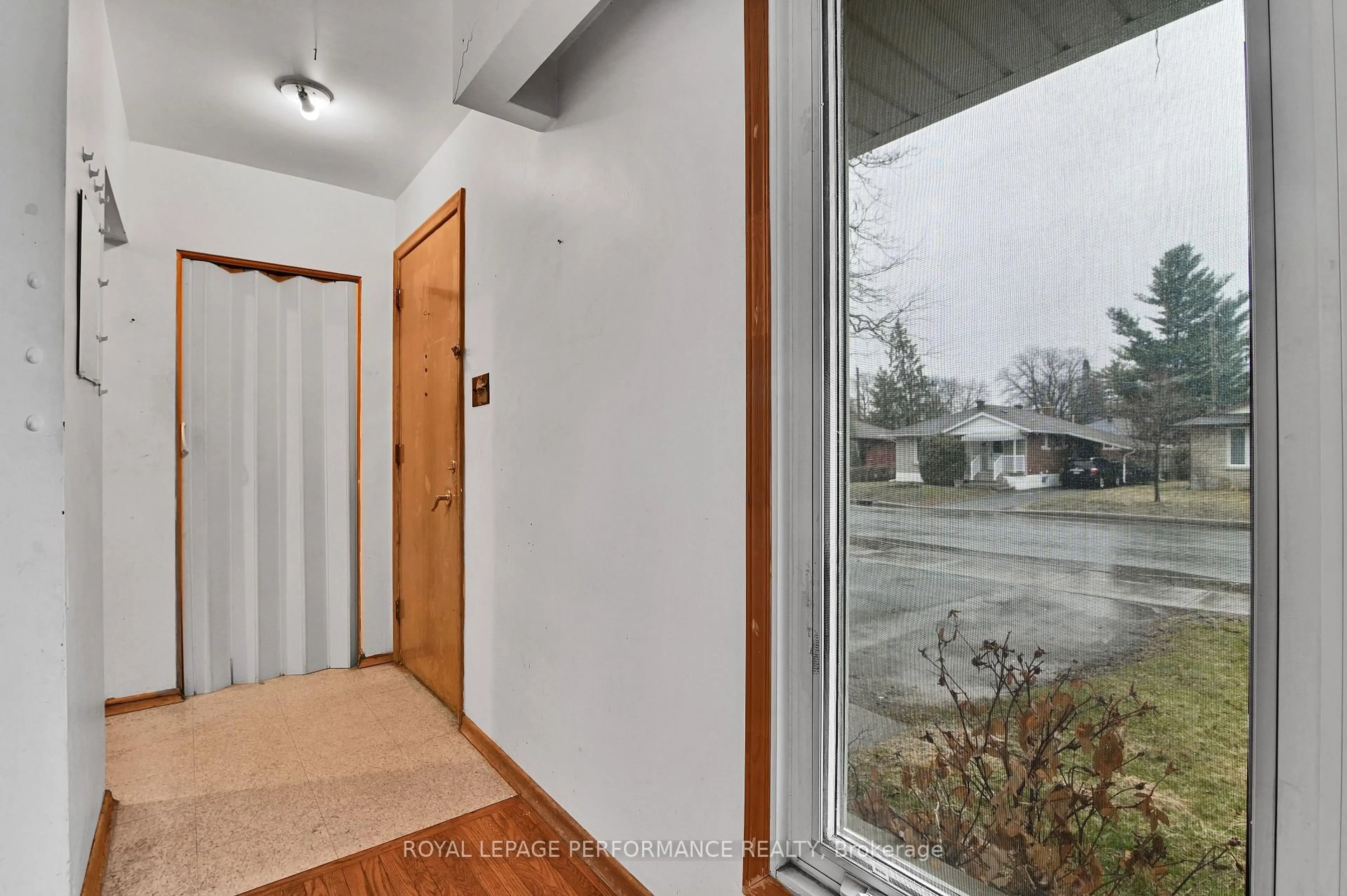 Indoor entryway for 759 Pleasant Park Rd, Ottawa Ontario K1G 1Y5