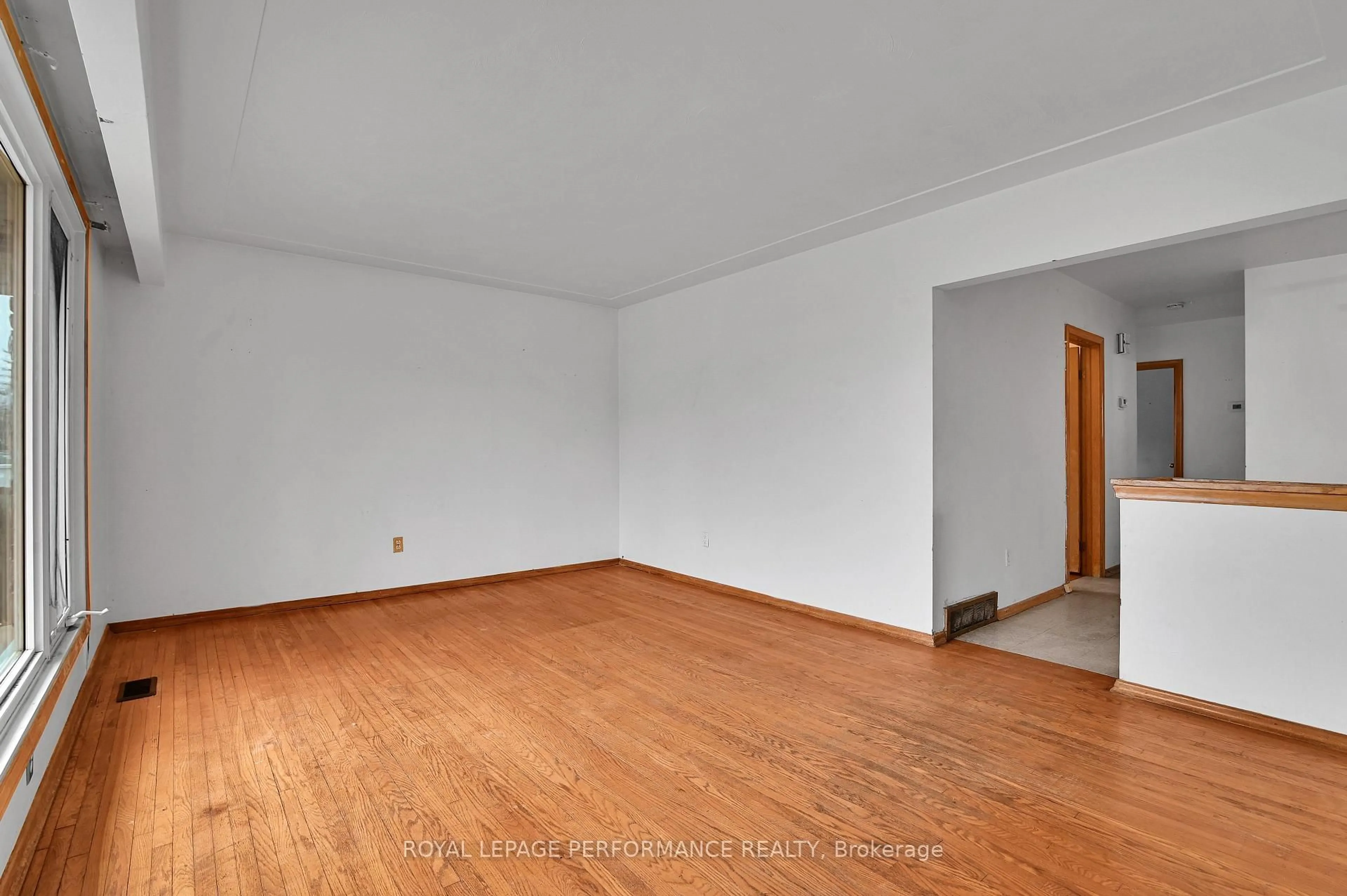 A pic of a room for 759 Pleasant Park Rd, Ottawa Ontario K1G 1Y5